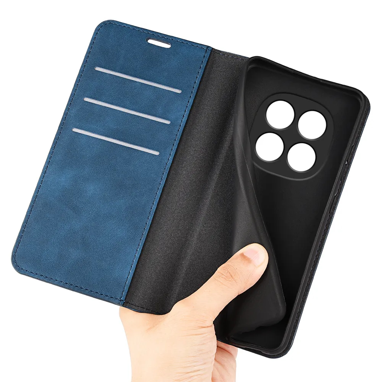 Hand houdt blauwe telefoonhoes met kaartsleuven en camerauitsnede.