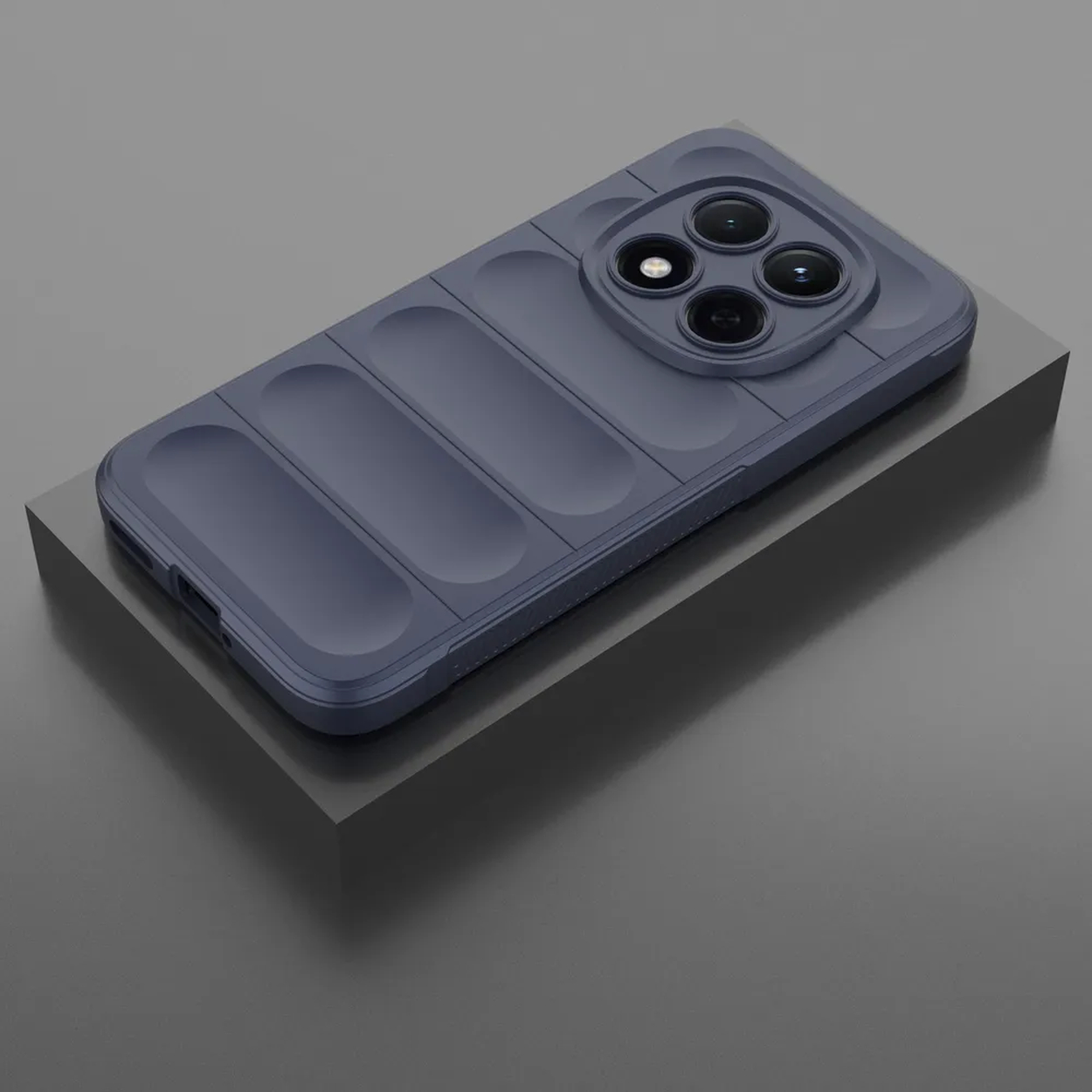 Coque de téléphone bleu foncé avec quatre objectifs photo sur surface grise.