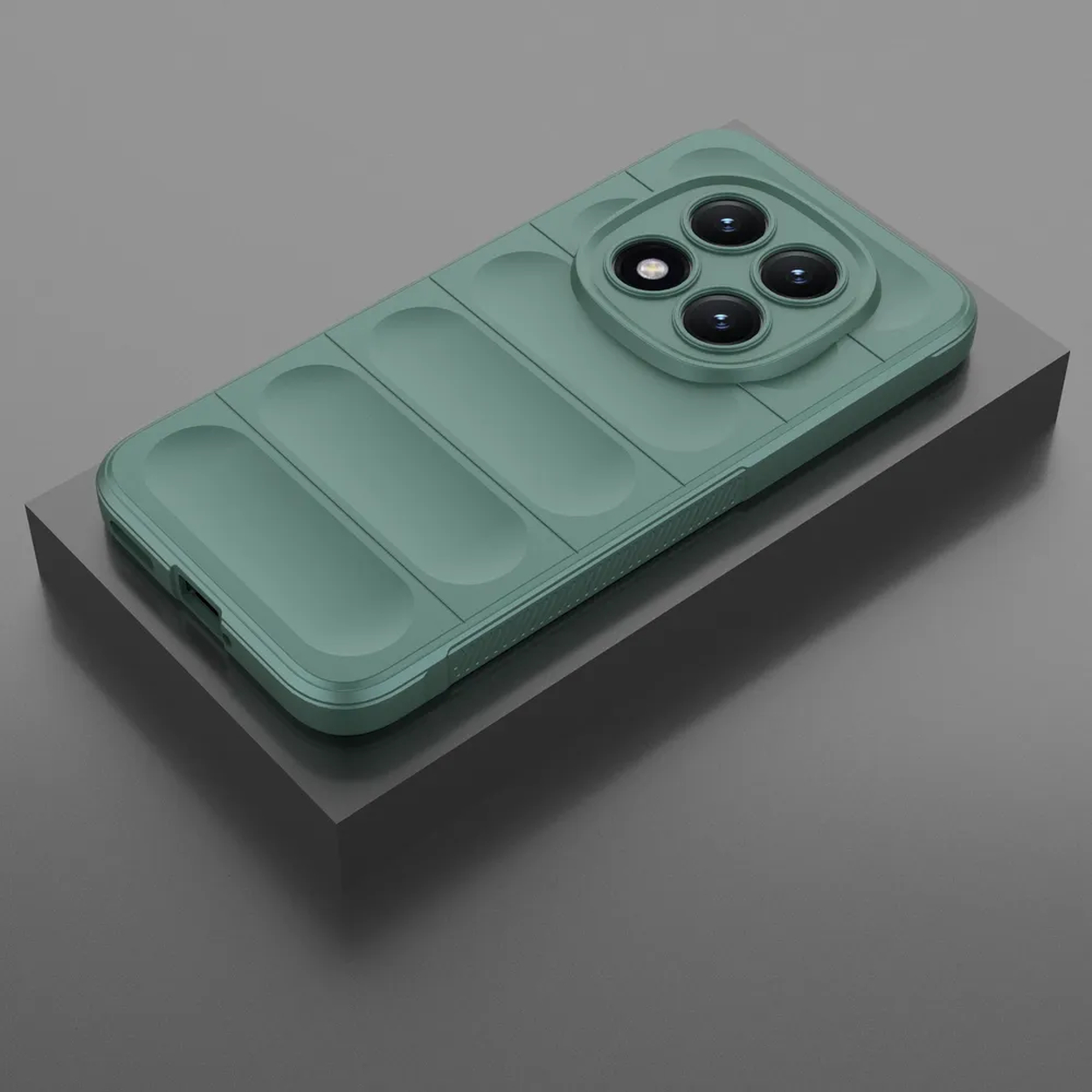 Groene telefoonhoes met vier cameralenzen op een grijs voetstuk.