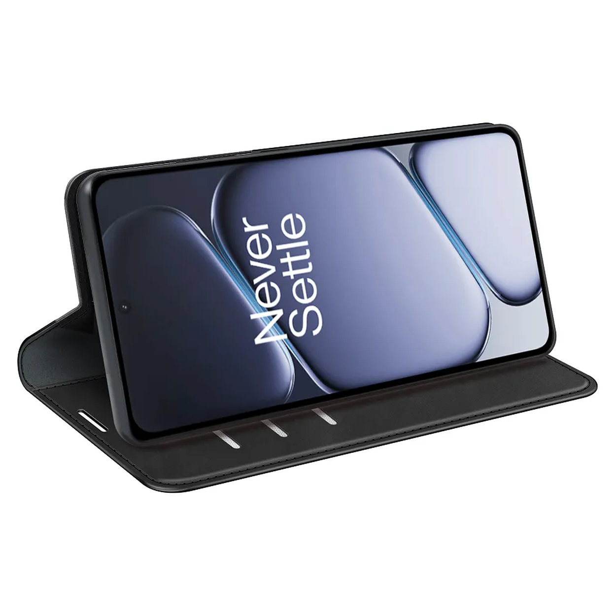 Un téléphone portable noir dans un étui ouvert, posé sur une surface blanche.