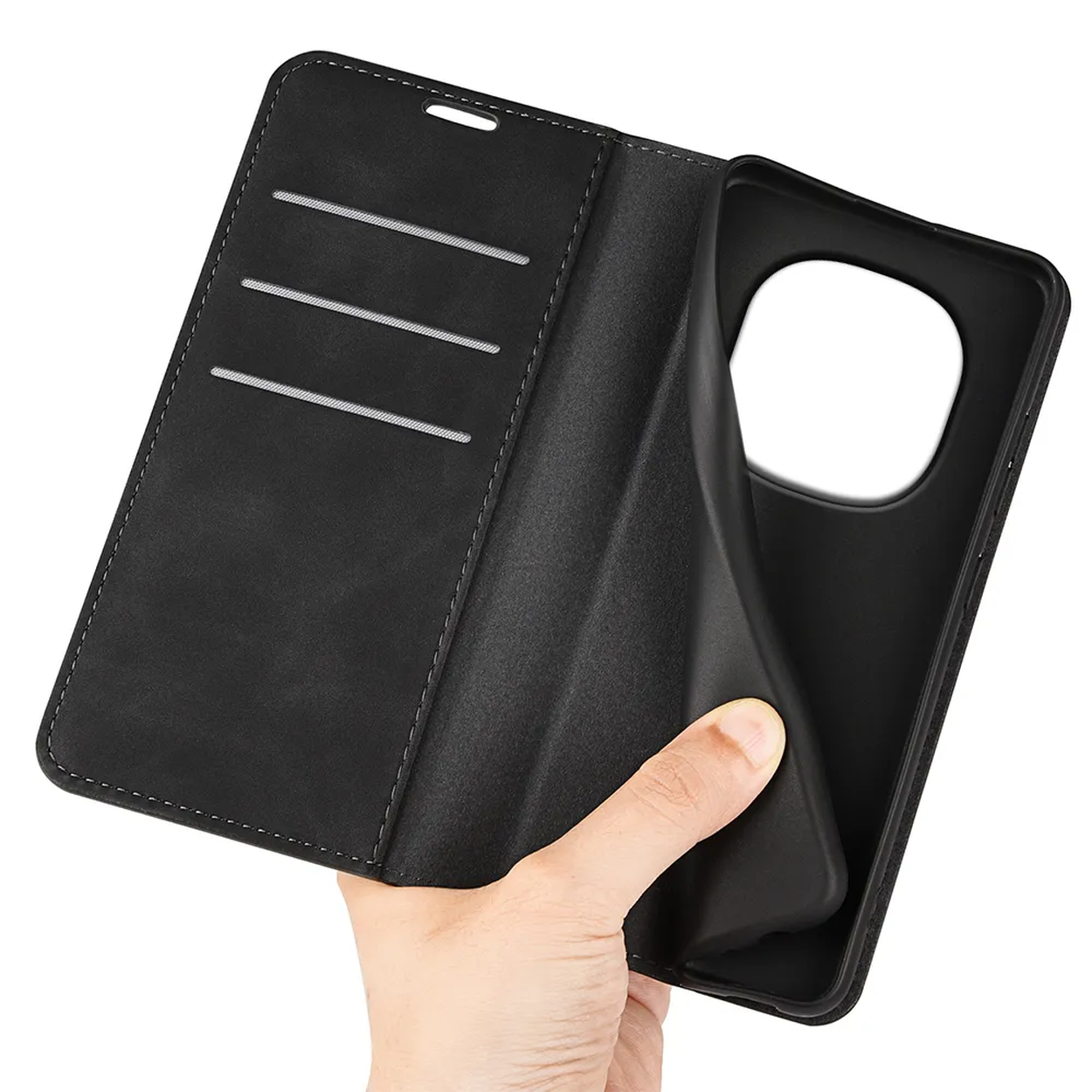 Une main tient un étui de téléphone noir ouvert avec trois fentes.