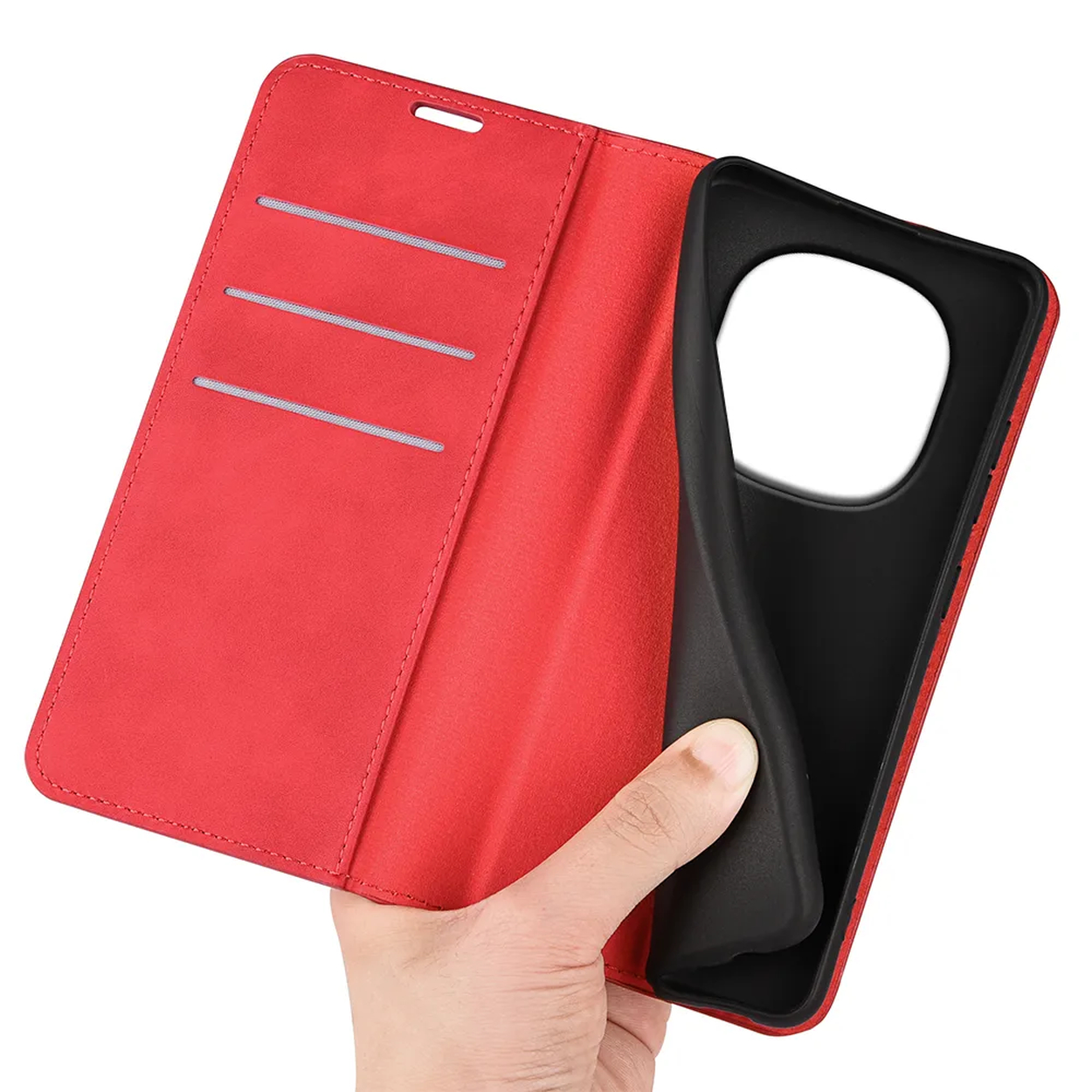 Rode leren flip case met kaartsleuven en zwart interieur, vastgehouden door een hand.