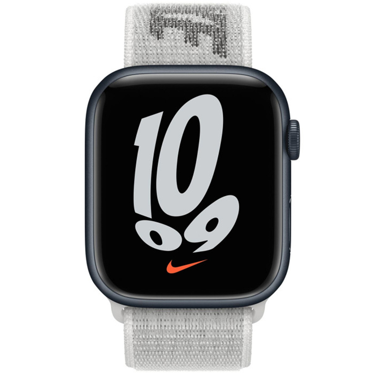 Une montre connectée sombre à bracelet blanc affiche 10:09 avec logo Nike.