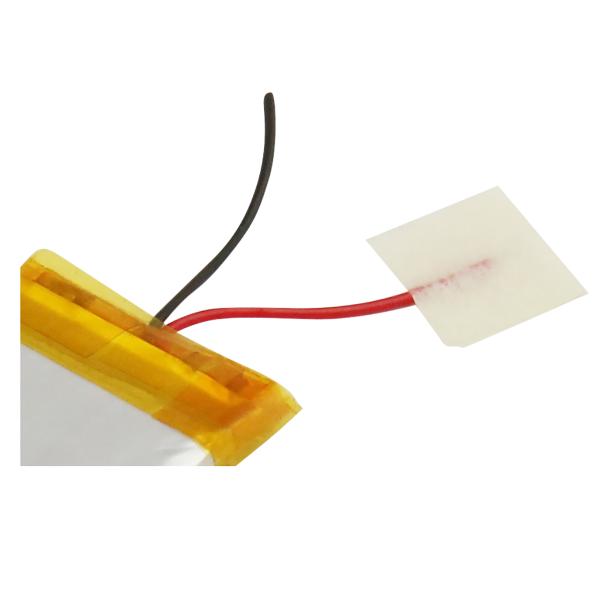 Un cavo batteria piatto giallo con fili rossi e neri su sfondo bianco.