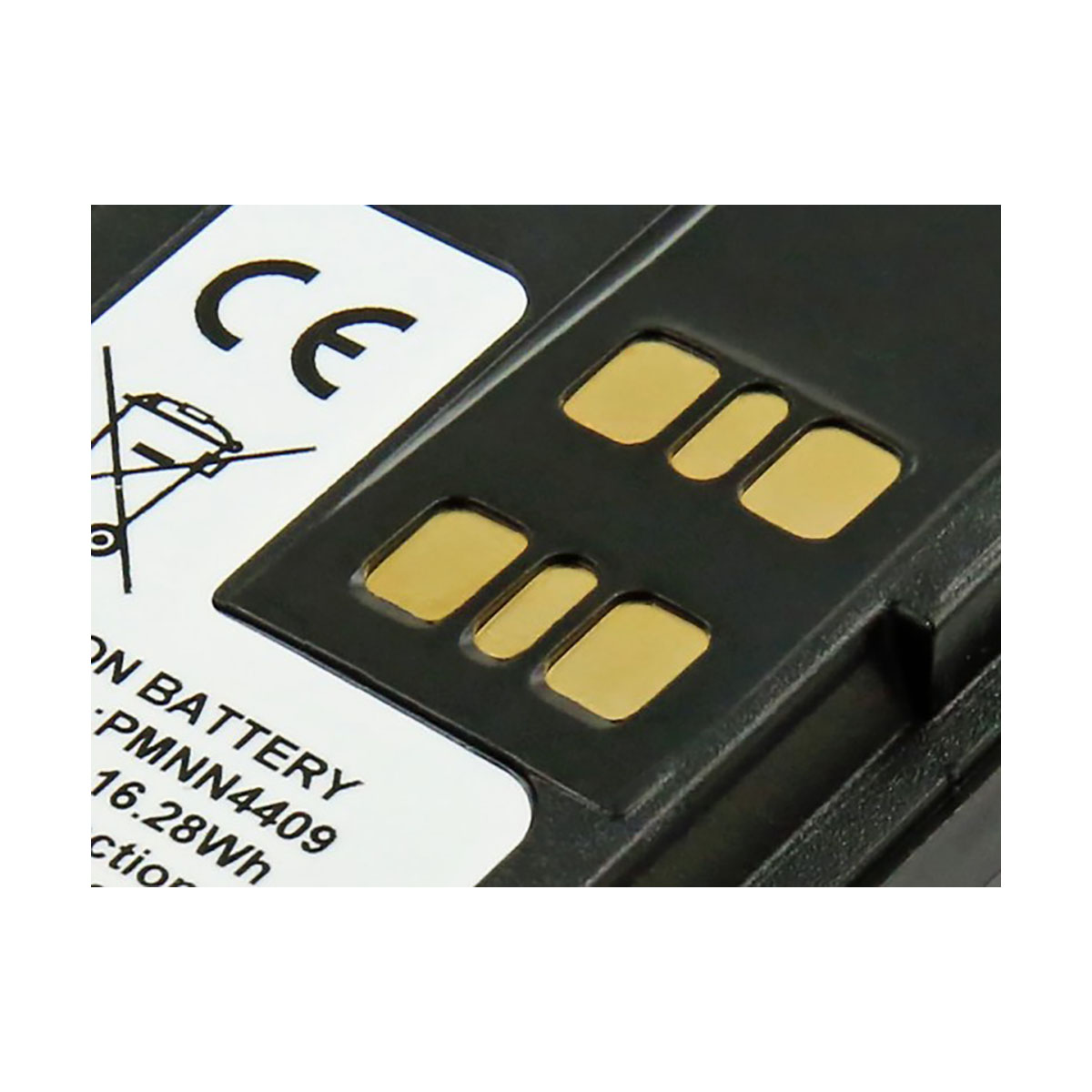 Primo piano di una batteria nera con contatti dorati e marchio CE.
