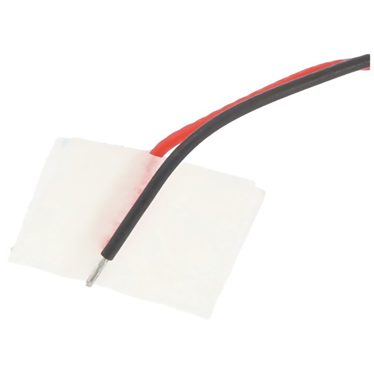 Un rectángulo blanco con cables rojos y negros que se extienden de él.