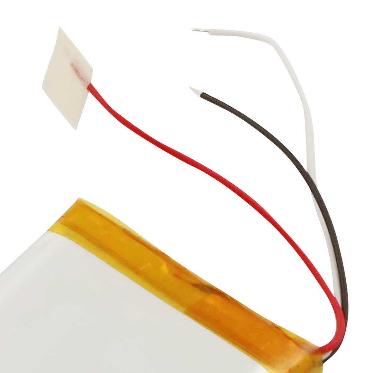 Una batería blanca con cables rojo, negro y blanco.