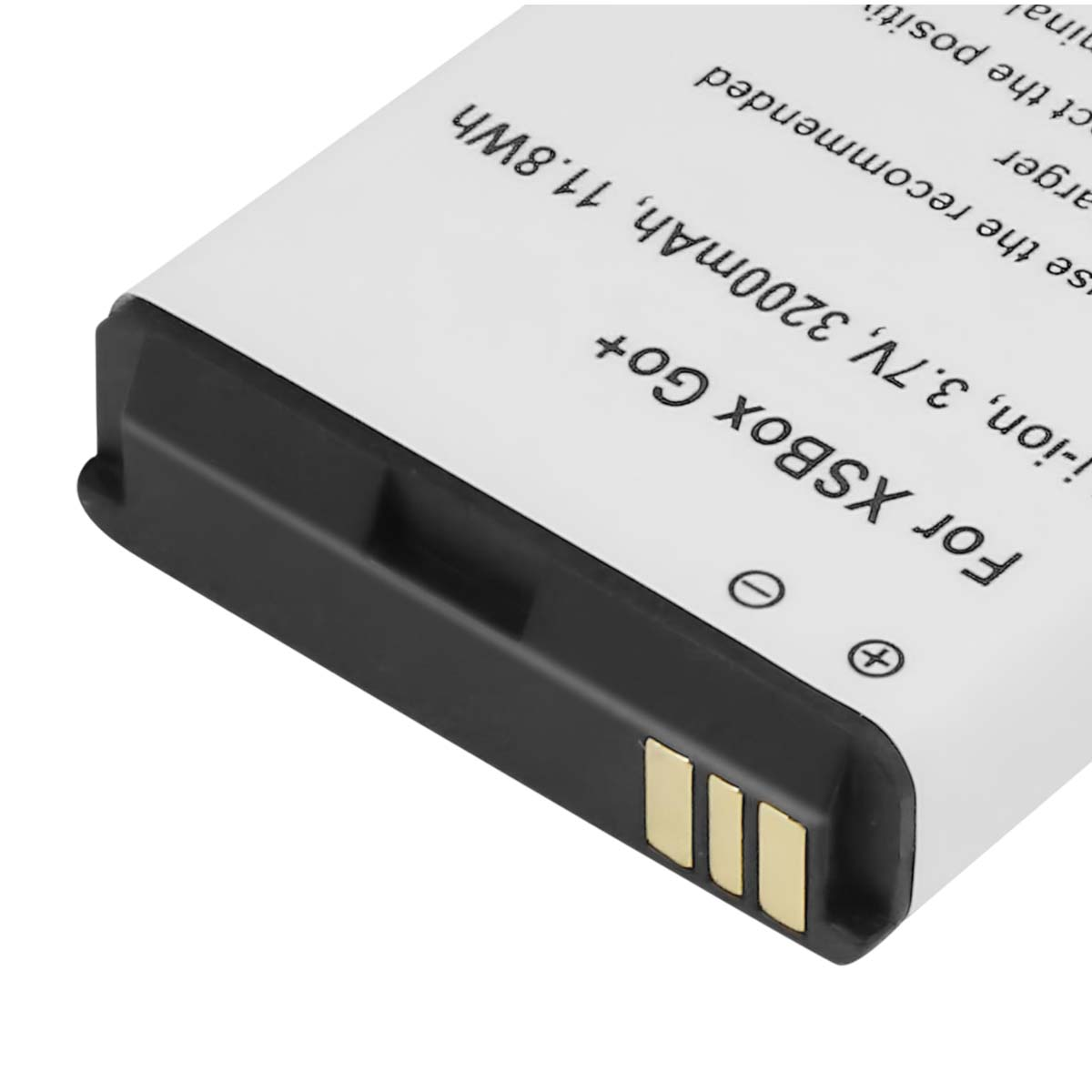Una batteria bianca con bordo nero e contatti dorati. Etichetta: Per XSBox Go+
