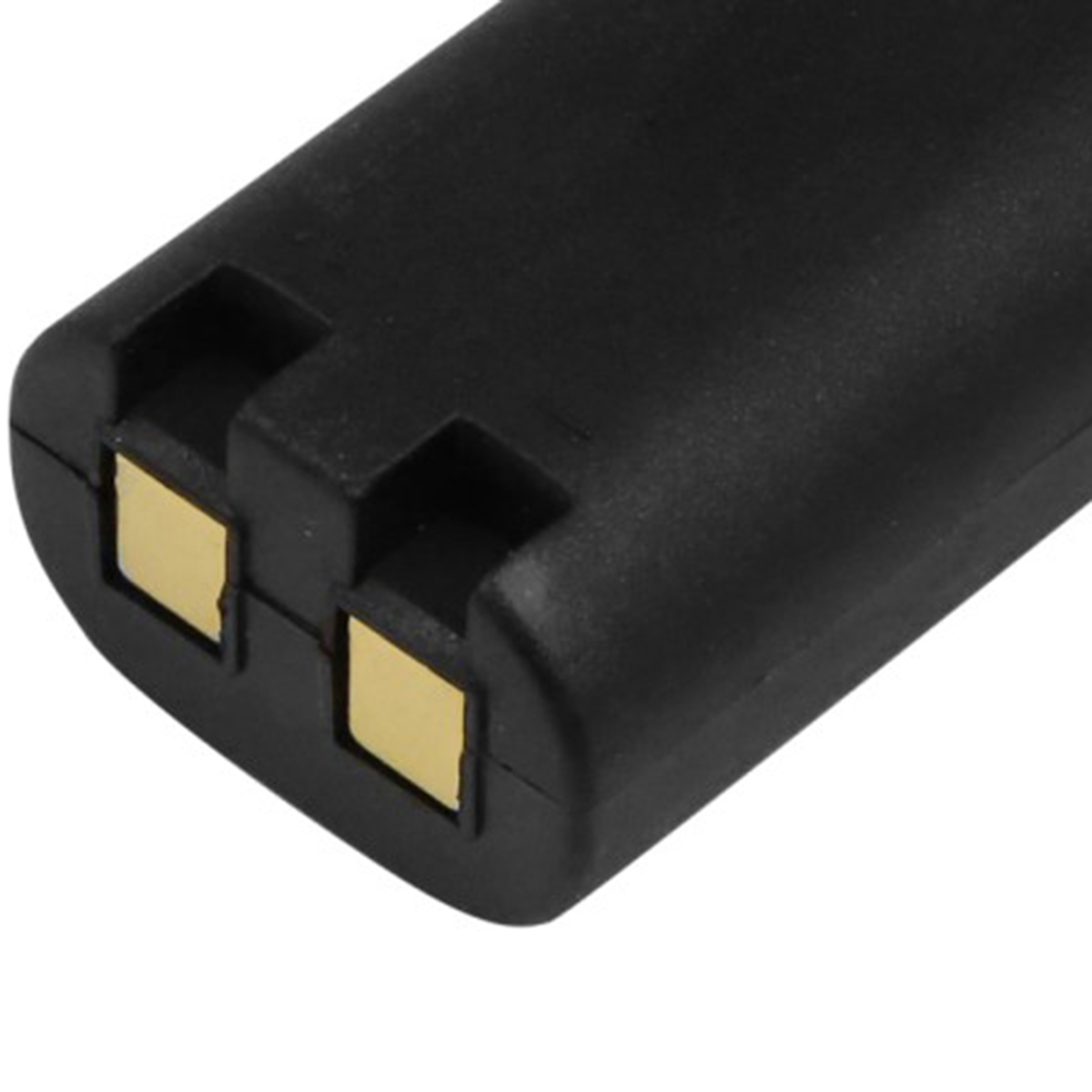 Una batteria nera con due contatti dorati.