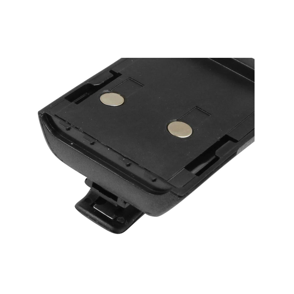 Primo piano di una batteria nera con due contatti metallici rotondi e un fermo.