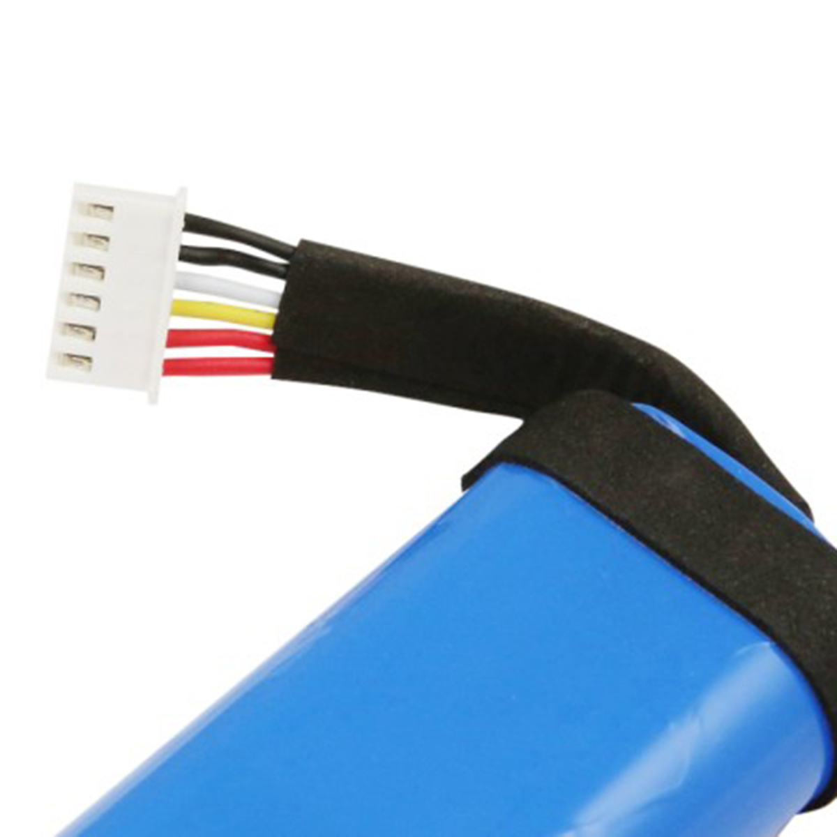 Un connettore bianco a cinque pin con fili colorati che conducono a una batteria blu.