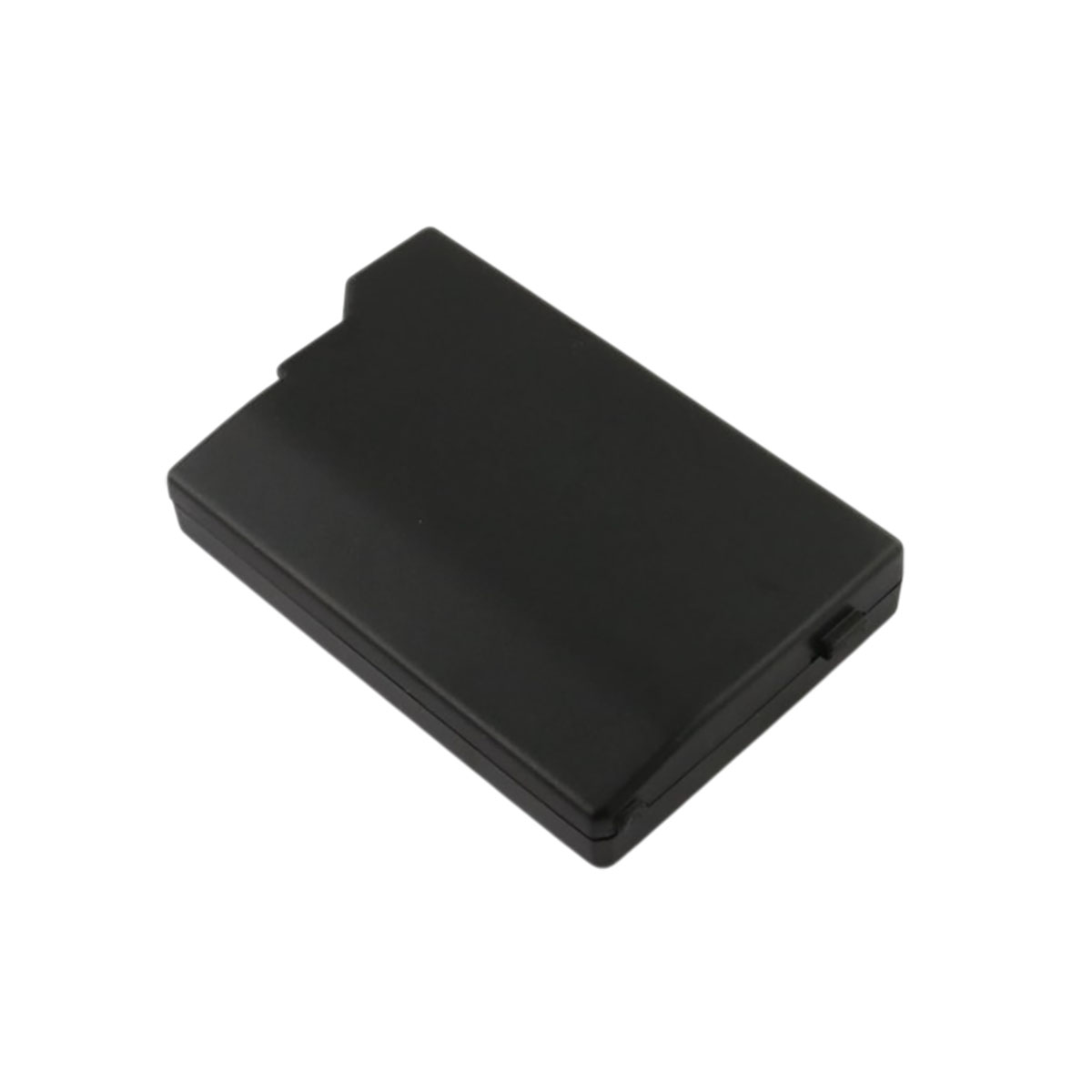 Un paquete de baterías negro y rectangular, aislado sobre fondo blanco.