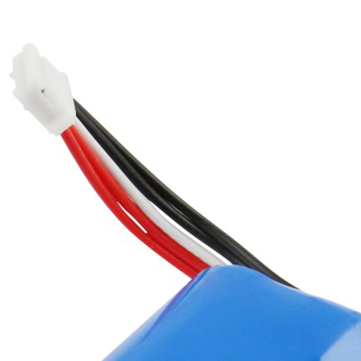 Un connettore bianco con cavi rosso, bianco e nero collegato a una batteria blu.