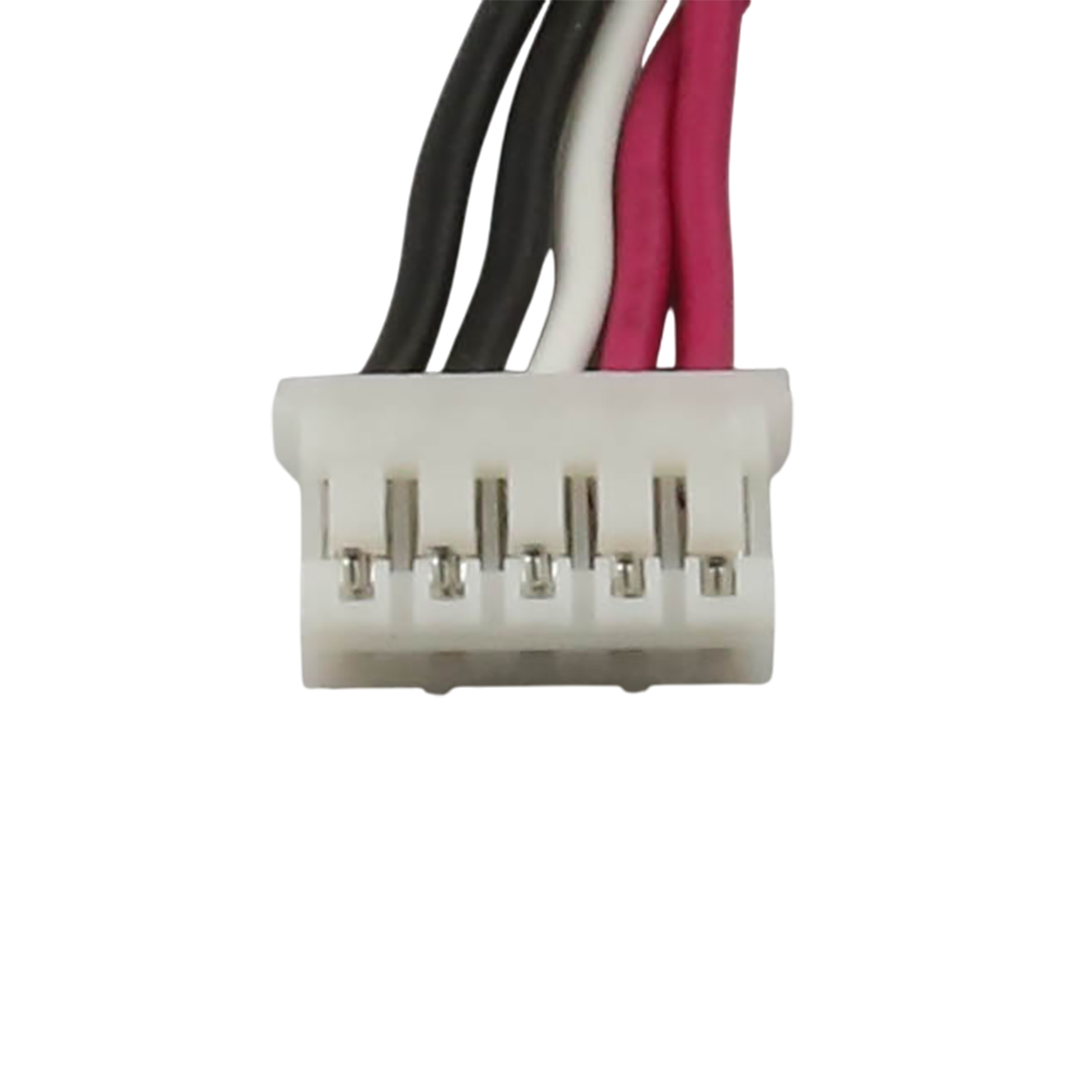 Primo piano di un connettore bianco con quattro fili: nero, bianco, rosa e nero.