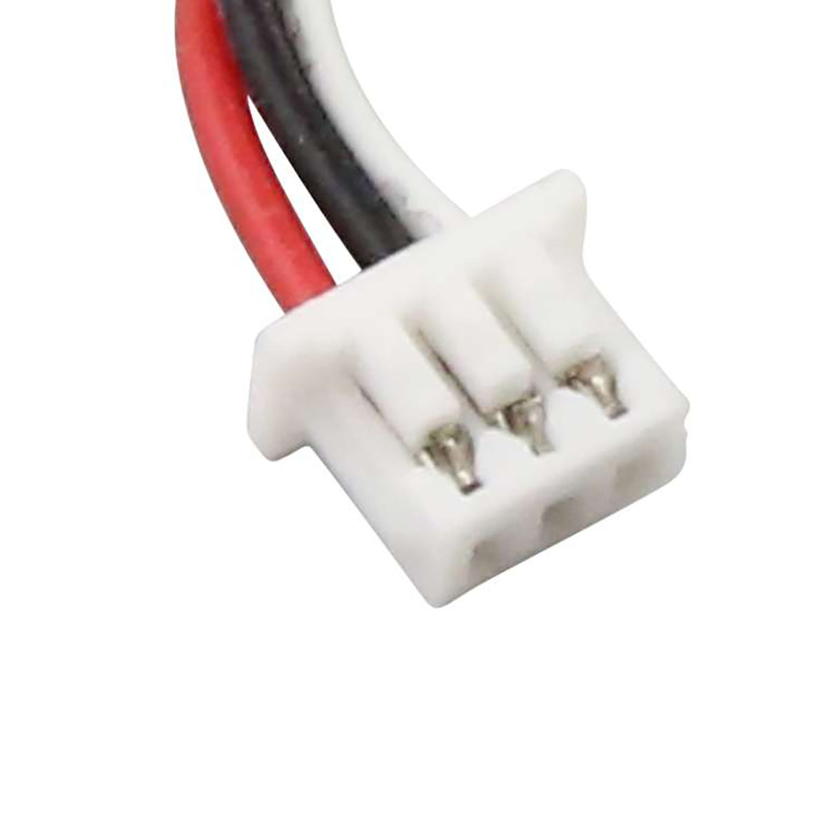 Primo piano di un connettore bianco con tre pin e fili rosso, nero e bianco.