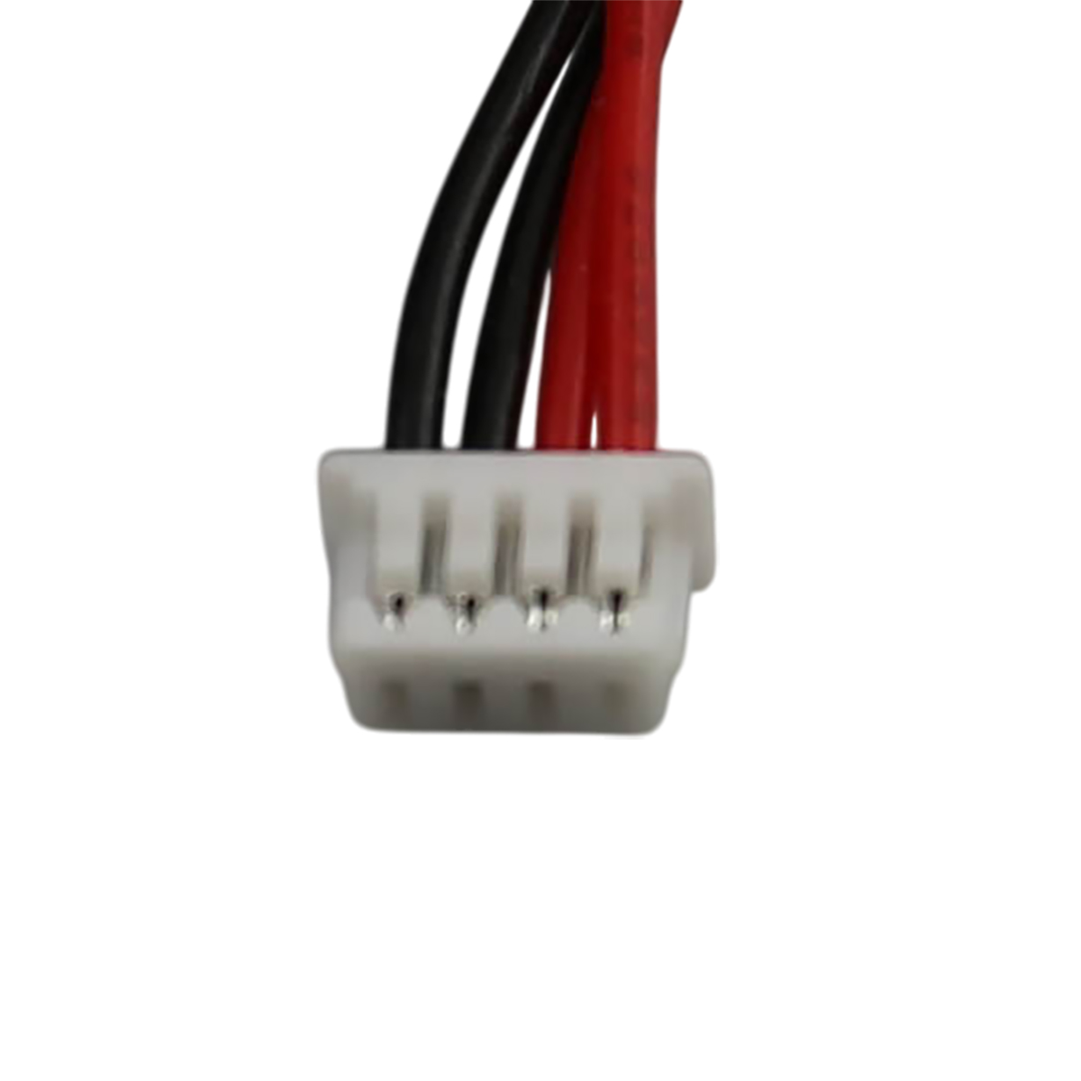 Un connettore bianco con quattro pin e fili rossi e neri.