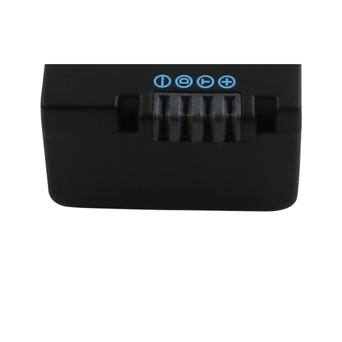 Primo piano di un vano batteria nero con quattro contatti dorati e simboli.