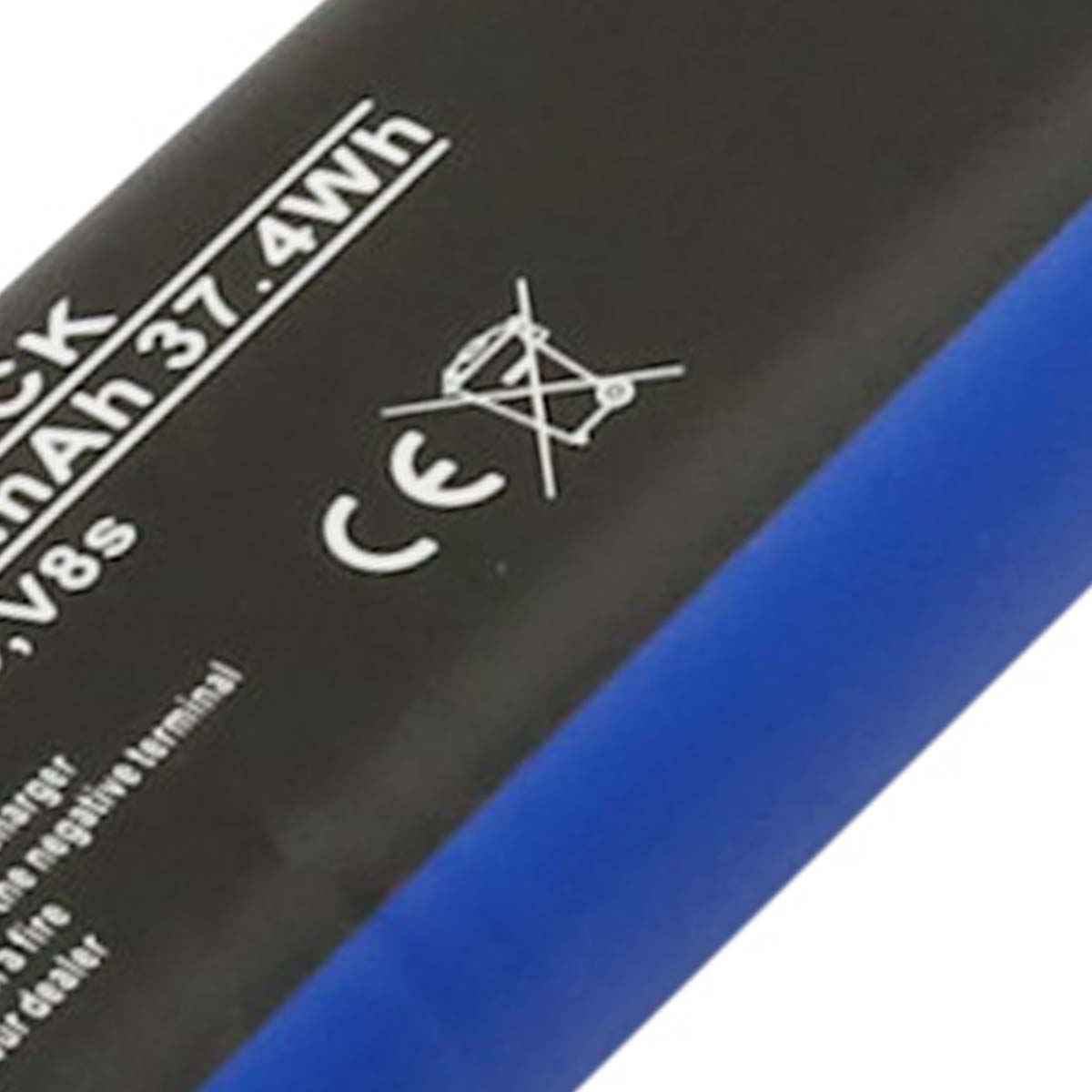 Batteria nera con bordo blu, marchio CE e simbolo di avvertenza.