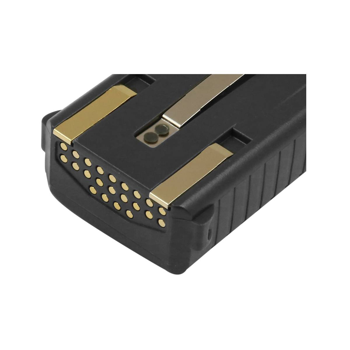 Primo piano di una batteria nera con contatti dorati e molti piccoli pin di ricarica.