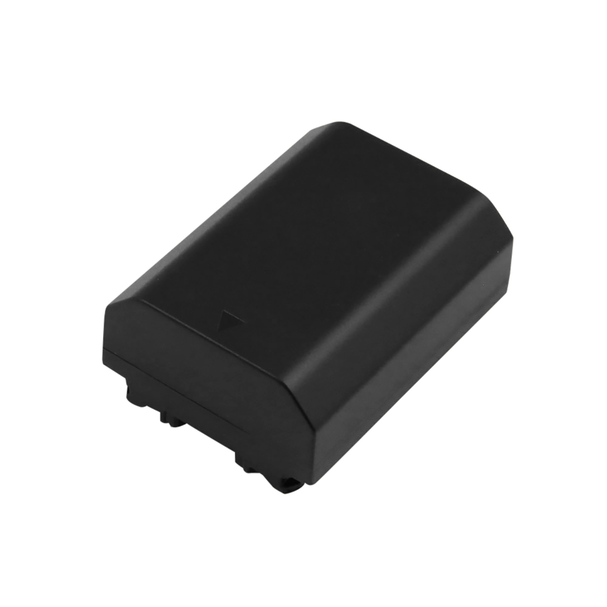 Una batteria per fotocamera nera rettangolare con una piccola rientranza triangolare sulla superficie superiore, su sfondo bianco.