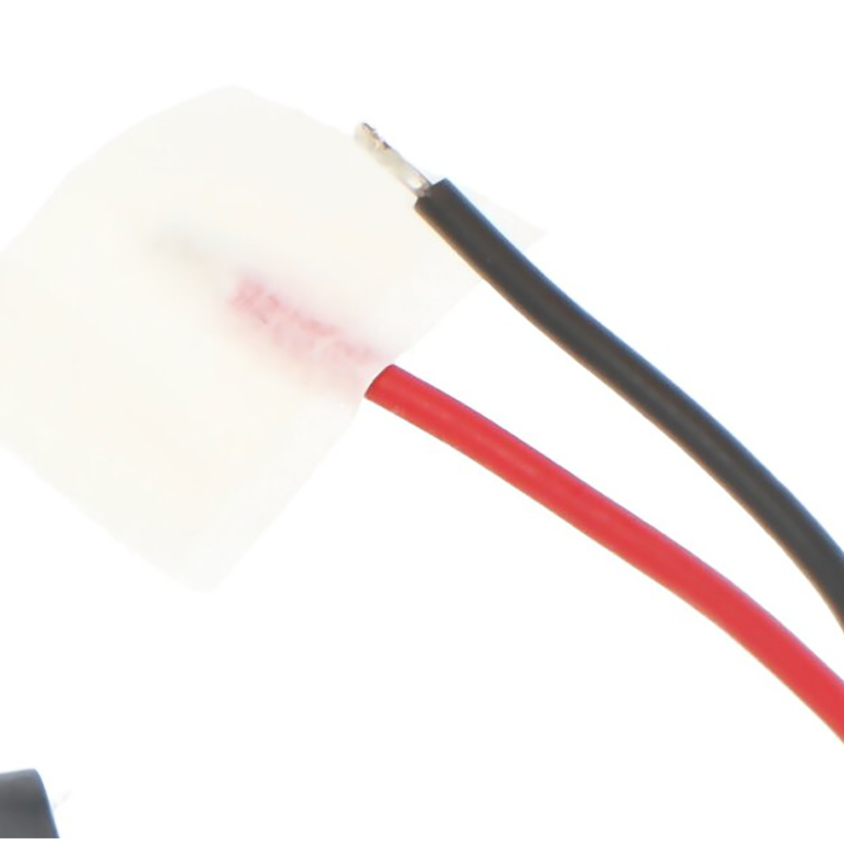 Un cavo rosso e uno nero che emergono da un connettore bianco.