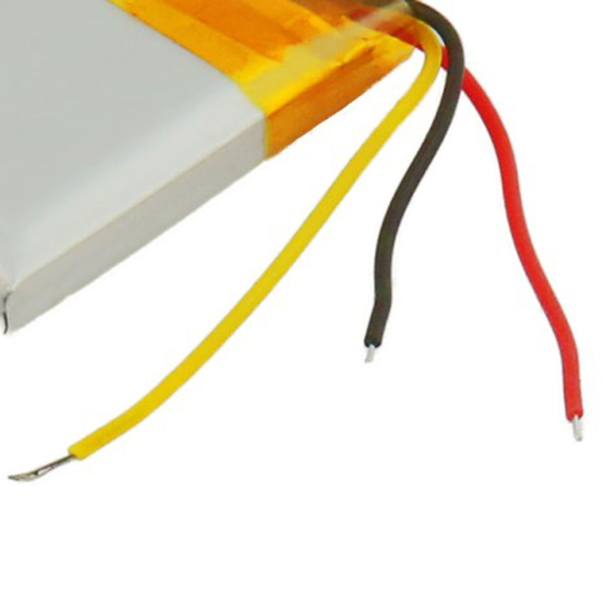 Una batteria bianca con fili gialli, marroni e rossi.