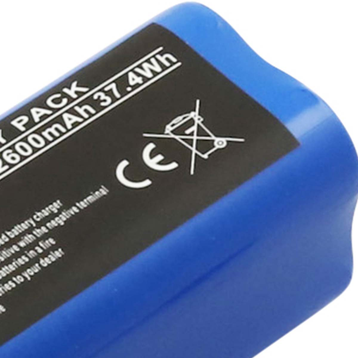 Un pacco batteria blu con etichette nere che indicano 2600mAh 37,4Wh.