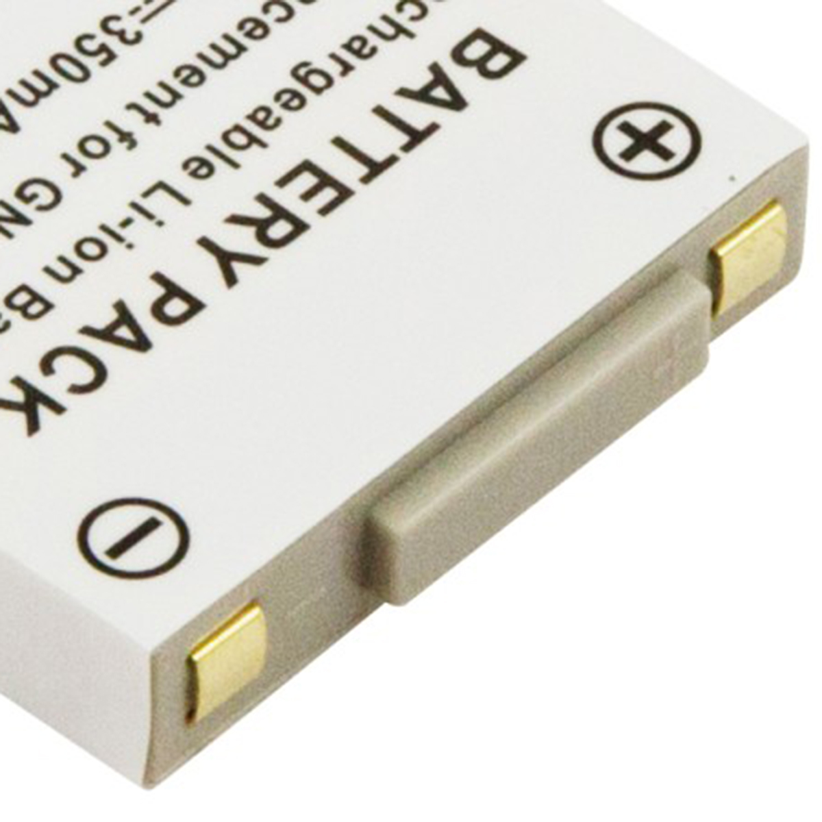Pacco batteria bianco con testo e contatti dorati. Vista ravvicinata.