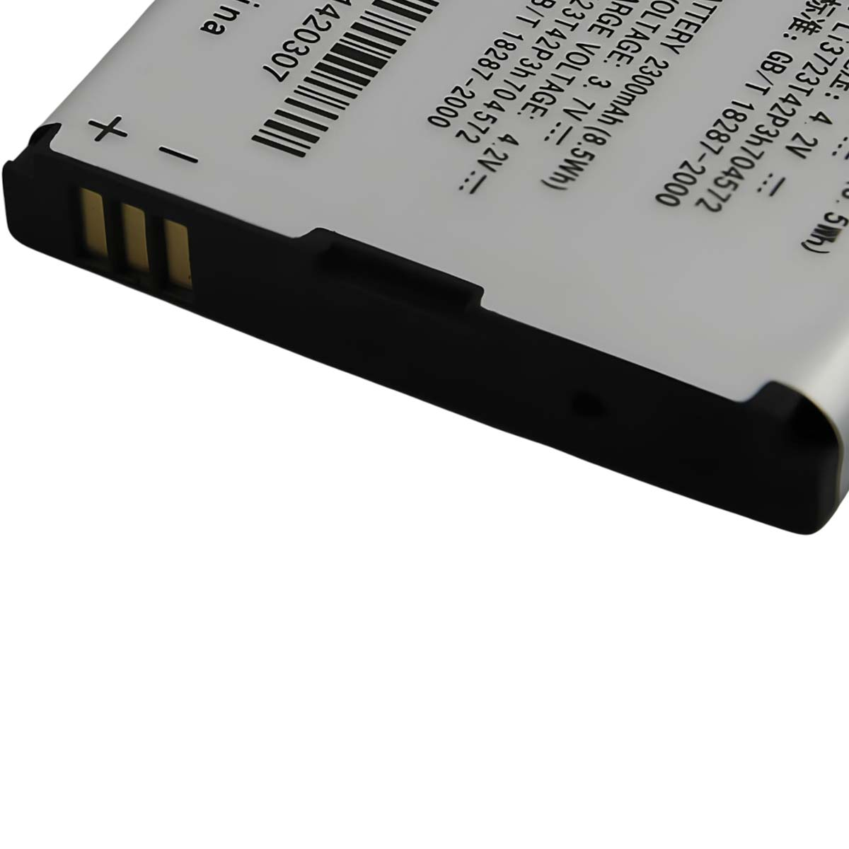 Primo piano di una batteria agli ioni di litio con specifiche e segni più/meno.