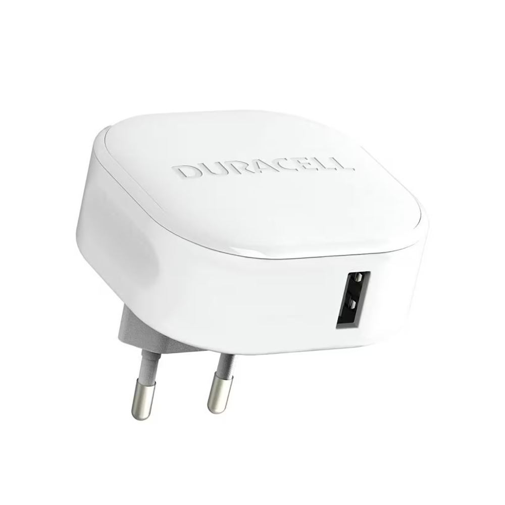 İki metal pimli ve bir USB bağlantı noktalı beyaz Duracell USB adaptörü.