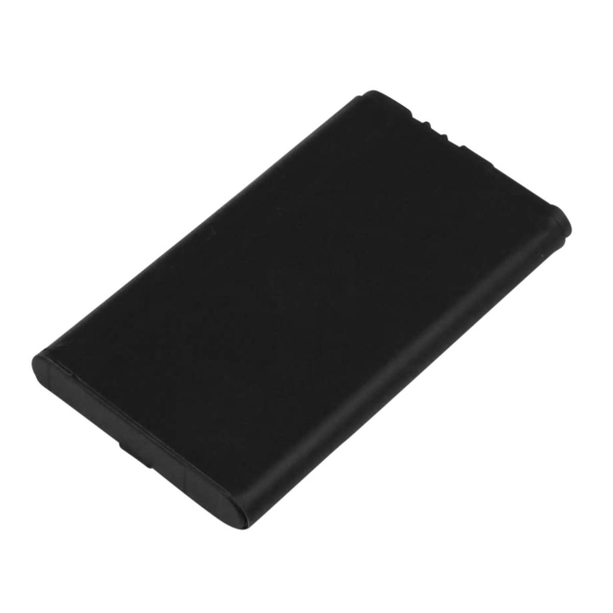 Una batteria nera con angoli arrotondati riposa su sfondo bianco.
