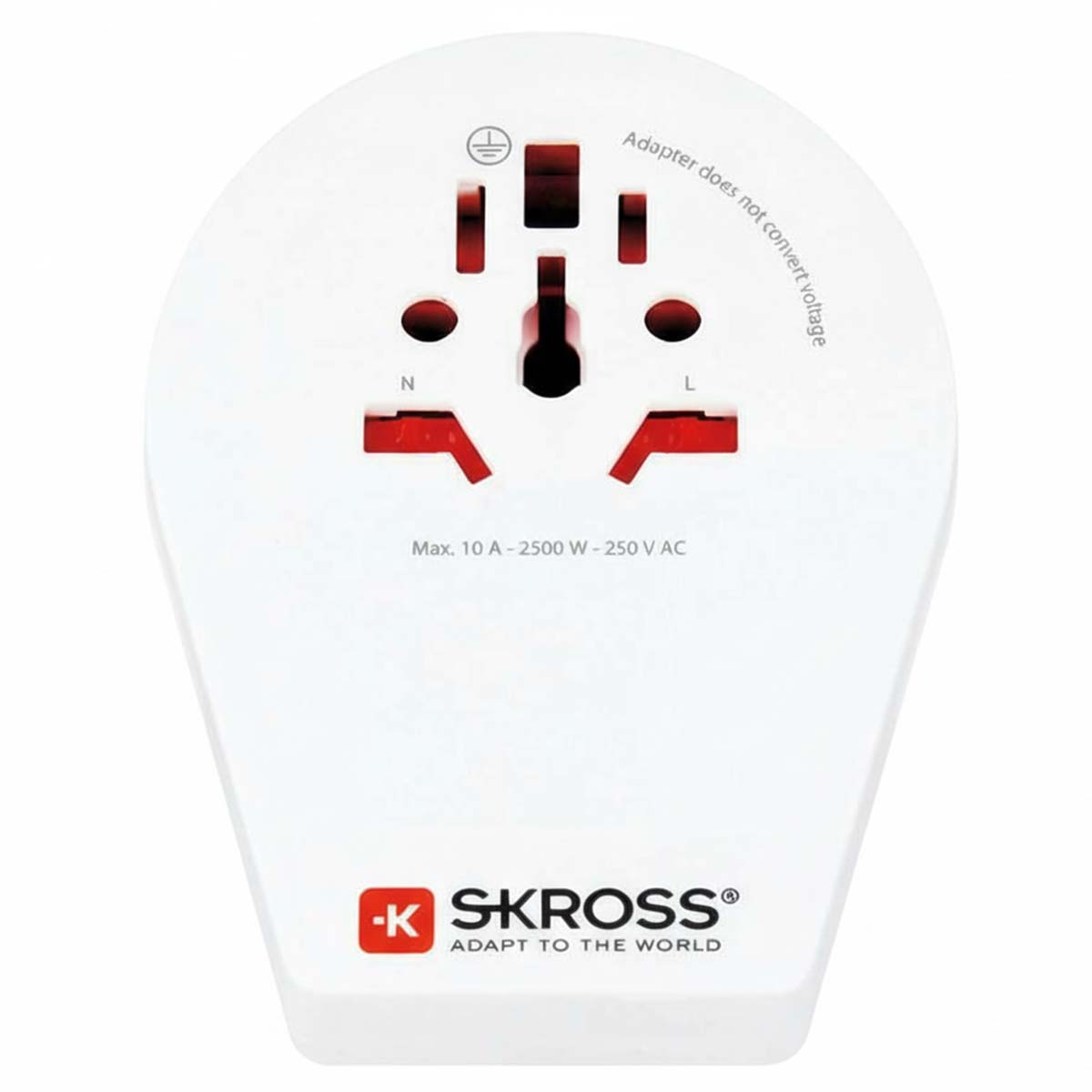 Un adattatore da viaggio SKROSS bianco con prese multiple e la scritta 'Adapter does not convert voltage'.
