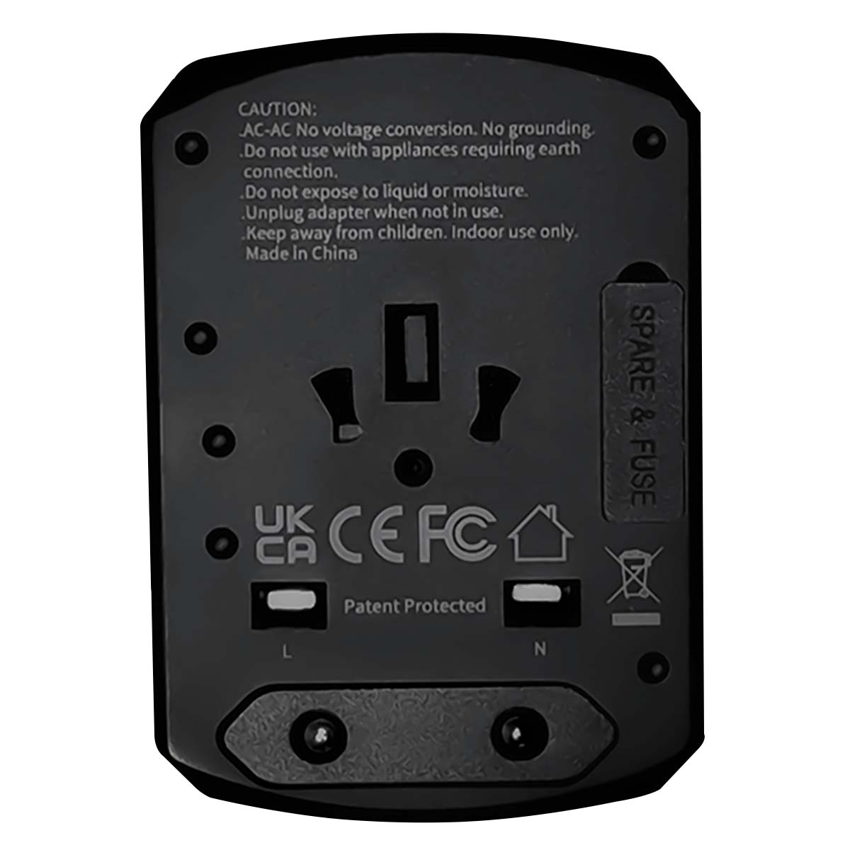 Adaptador de viaje negro con texto de precaución y enchufes.