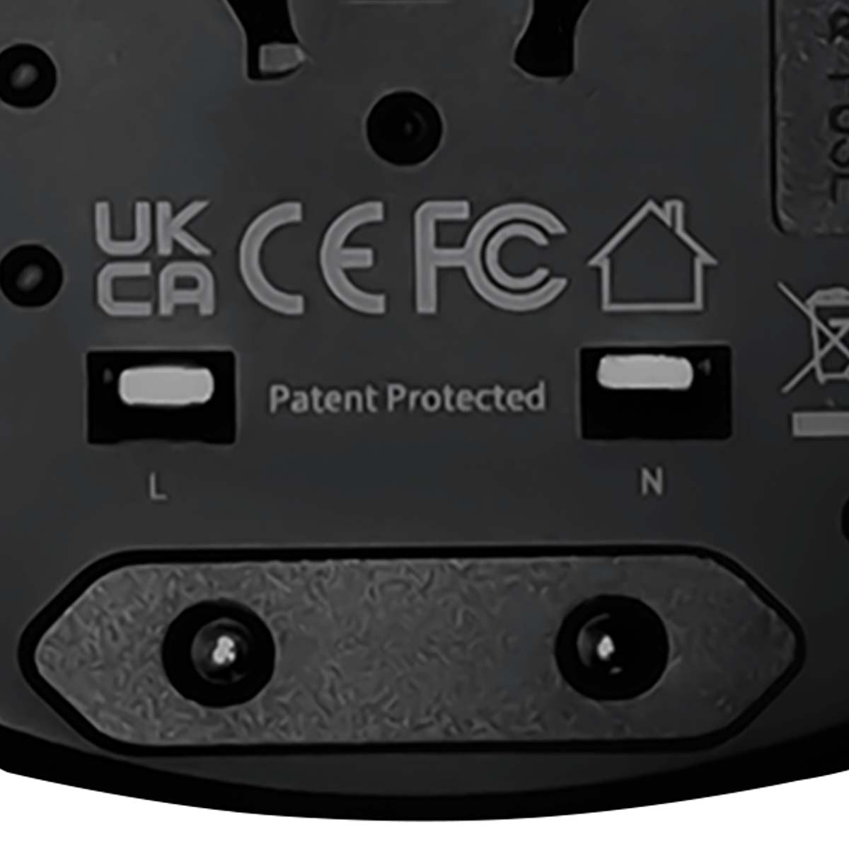 Primer plano inferior de dispositivo electrónico: logos UKCA, CE, FC, texto Patent Protected.