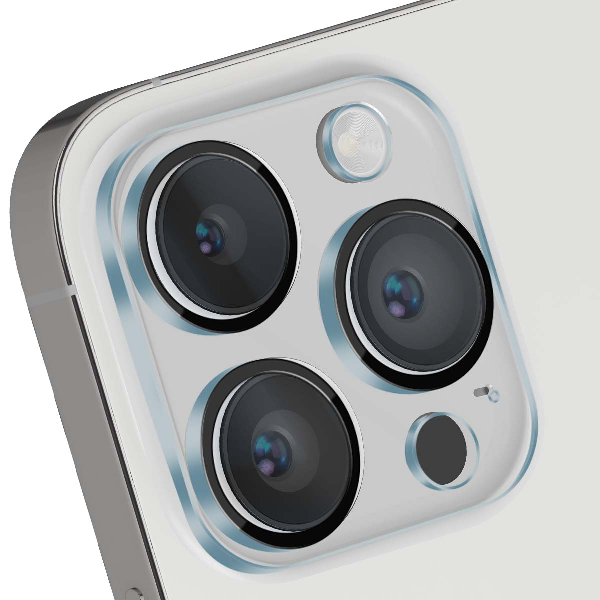 Close-up van een witte smartphonecamera met drie lenzen en flitser.
