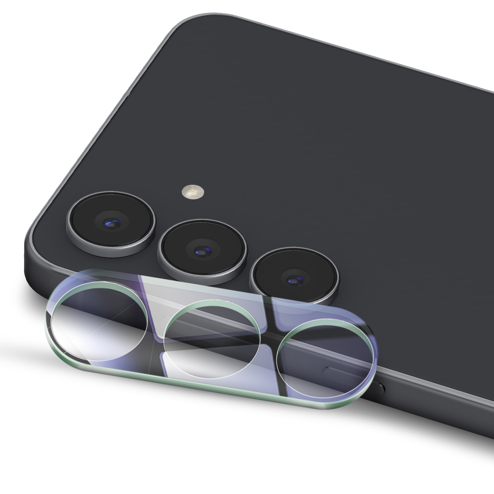 Primer plano de la parte trasera de un smartphone oscuro con tres cámaras y lente protectora.