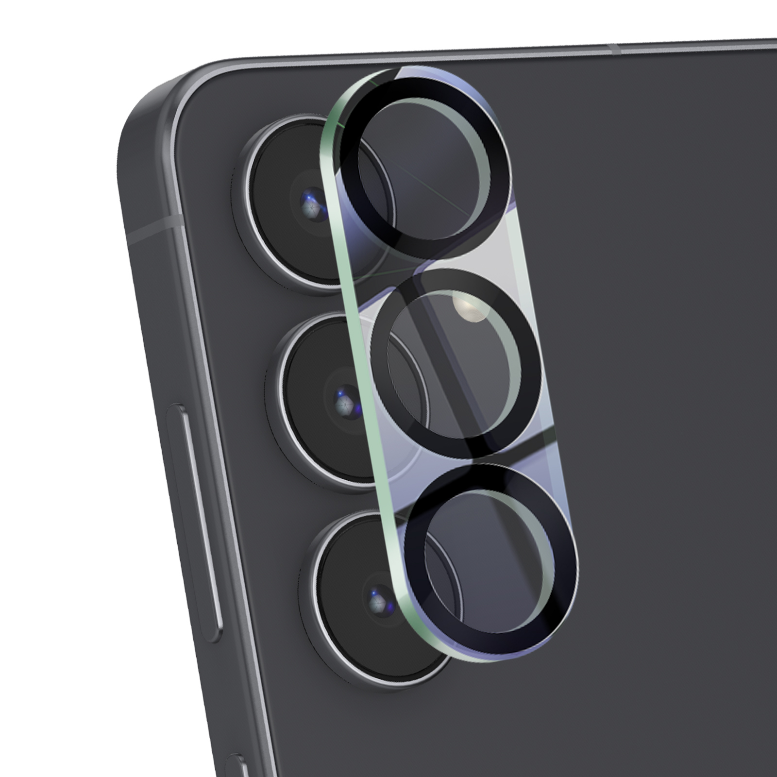 Primer plano del reverso de un teléfono con tres cámaras y película protectora.