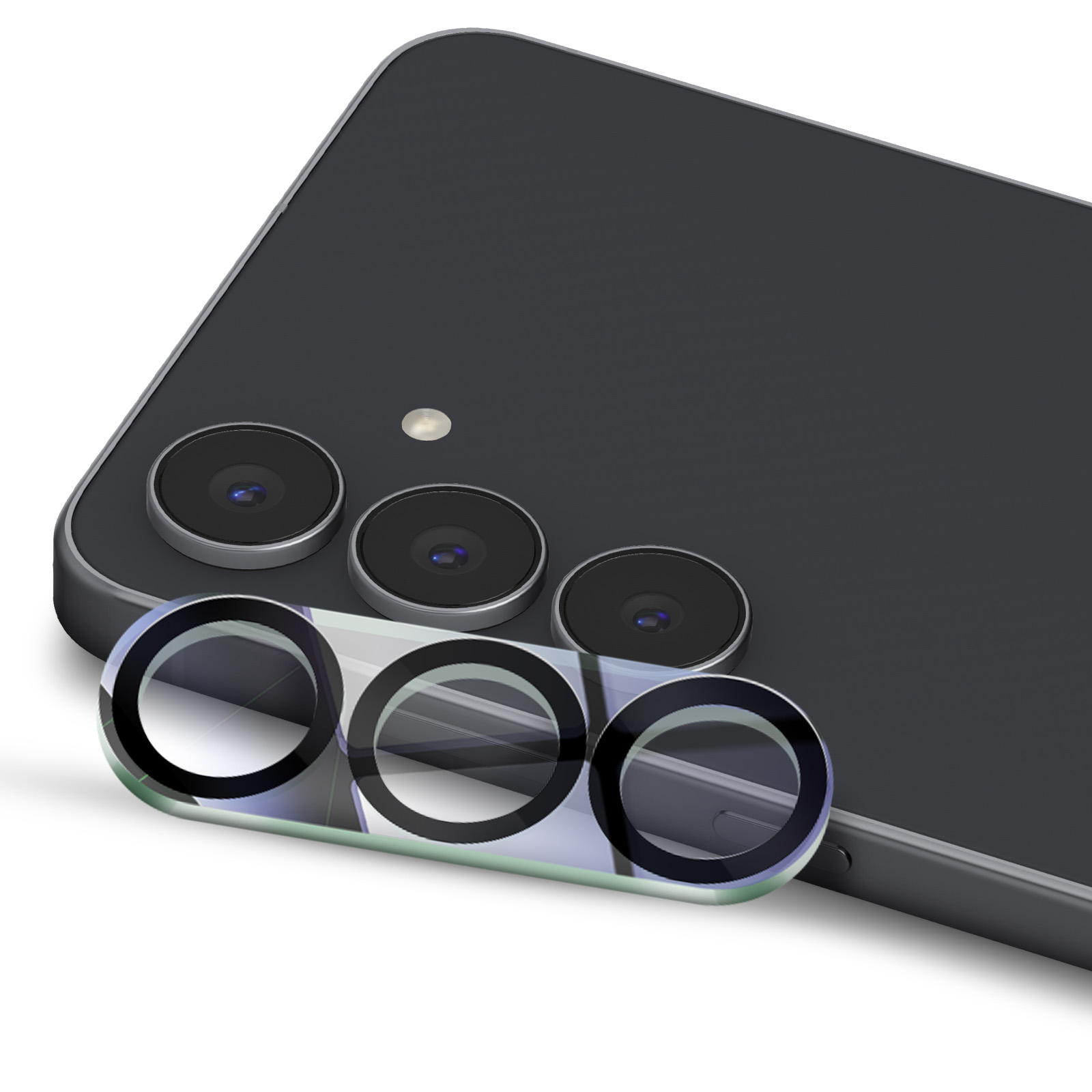 Tres lentes de cámara en un smartphone oscuro, con películas protectoras delante.
