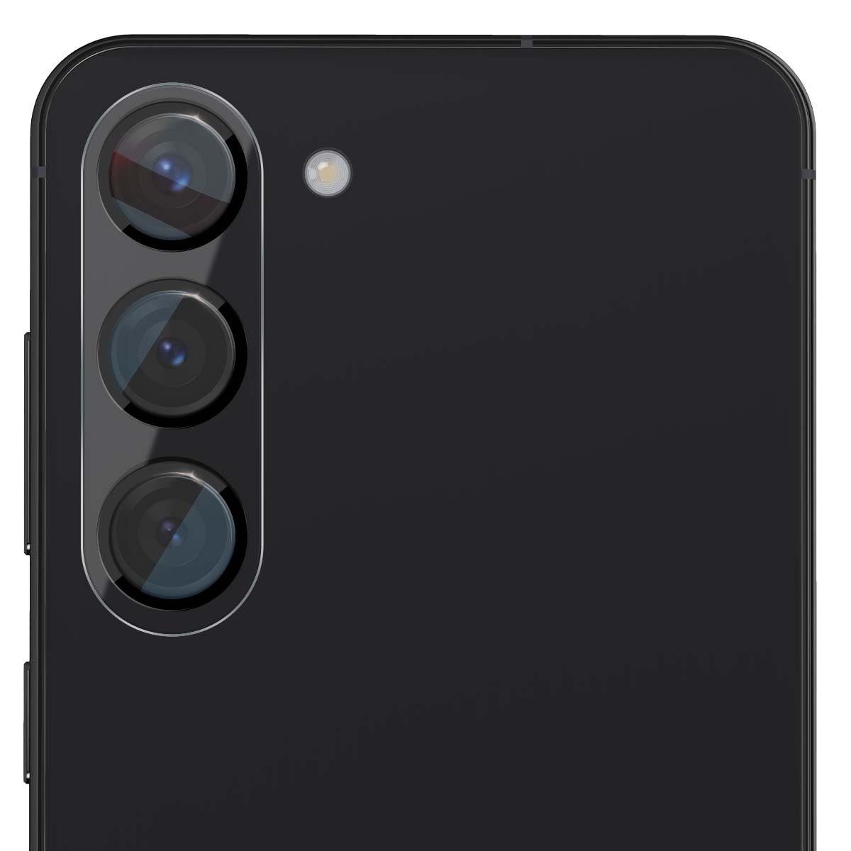 Primer plano de la parte trasera de un smartphone negro, con tres lentes de cámara y flash.