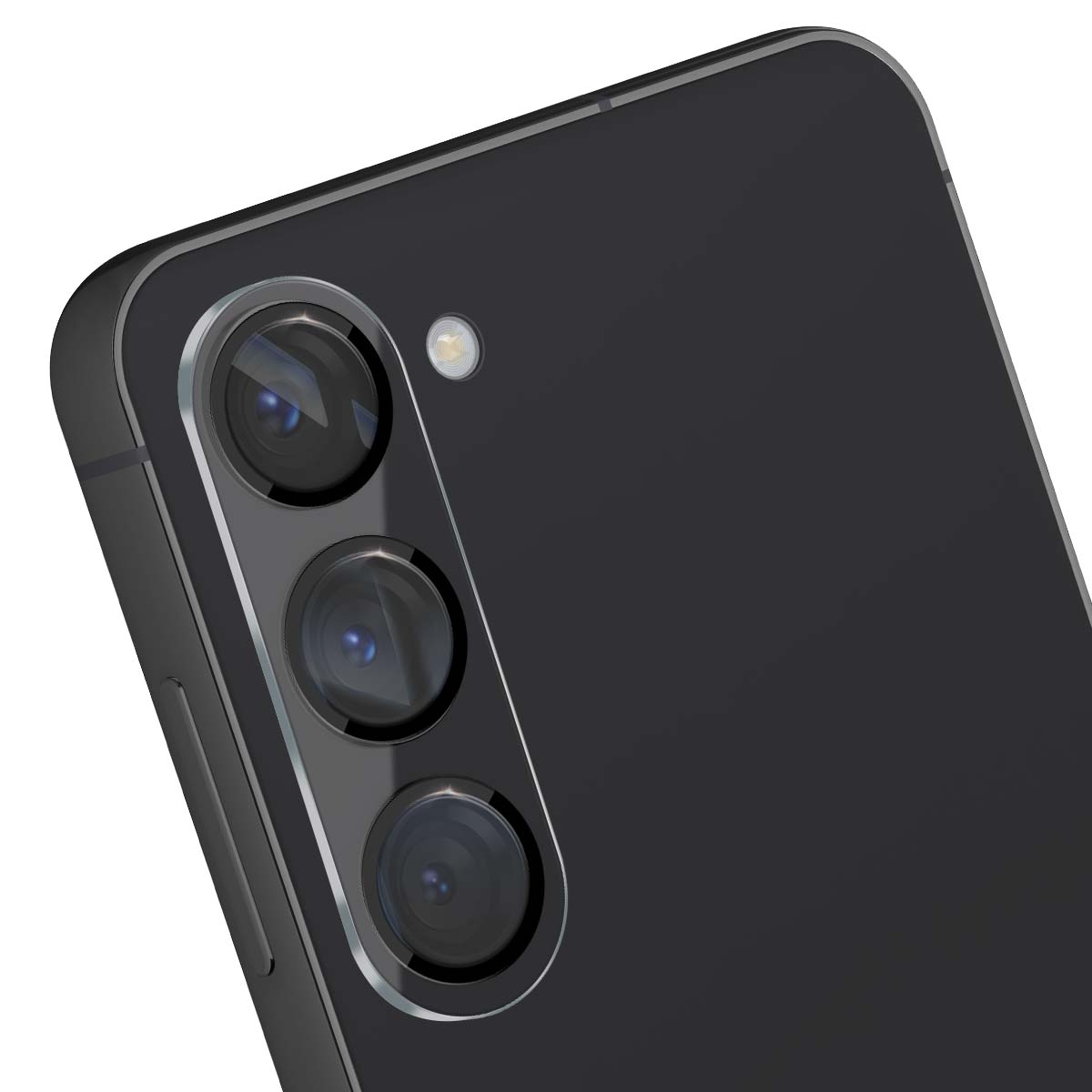 Primer plano de la parte trasera de un smartphone negro con tres lentes de cámara y flash.