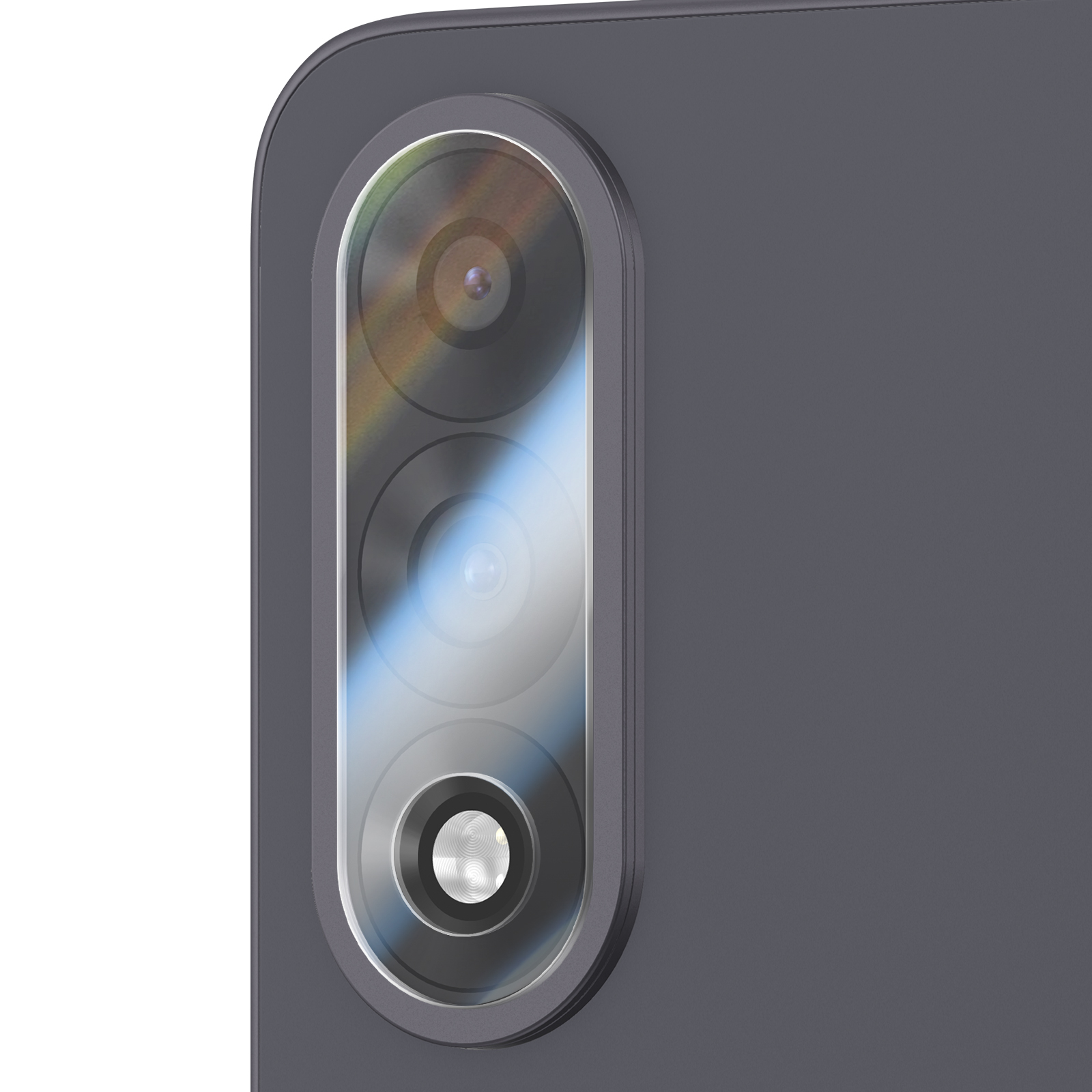 Tres lentes de cámara en un cuerpo de smartphone oscuro, vista cercana.