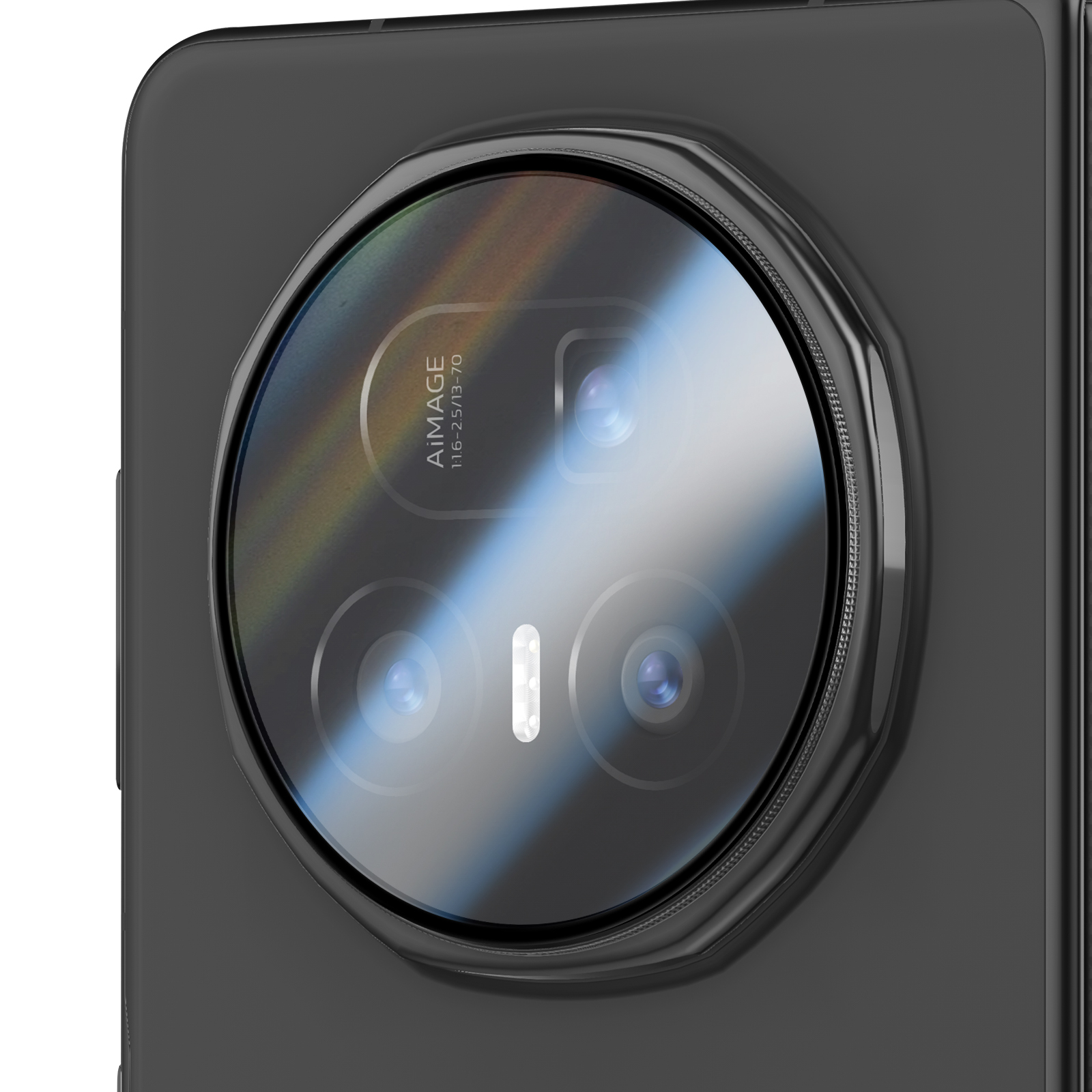 Close-up van de zwarte achterkant van een smartphone met drievoudige cameralens.