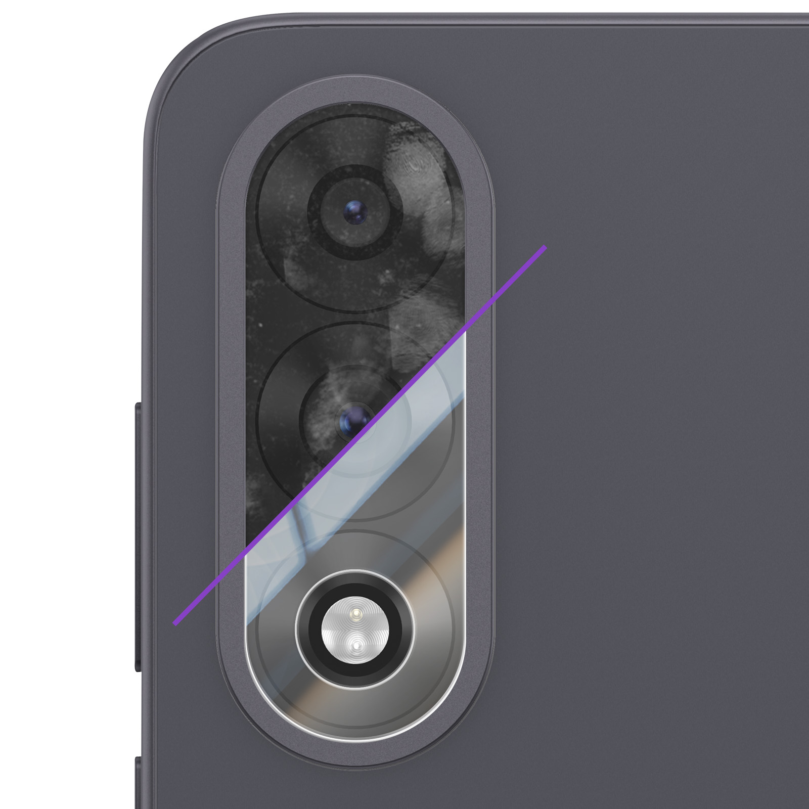 Primer plano del reverso de un teléfono inteligente, con tres lentes y flash.