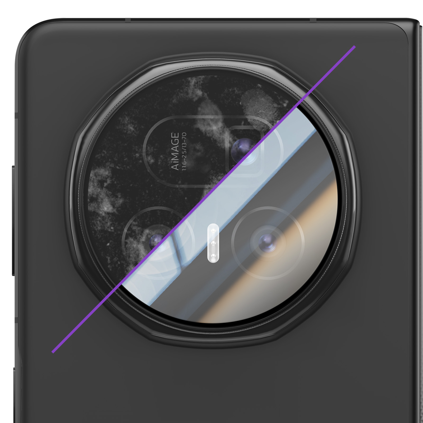 Donkere smartphone met vuile en schone cameralens, gedeeld door een paarse streep.