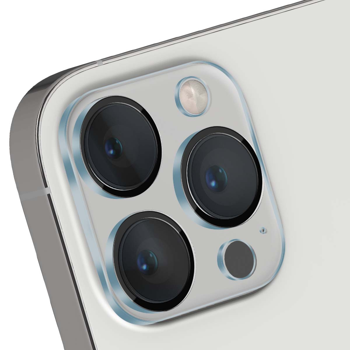 Gros plan de l'arrière d'un smartphone blanc avec trois objectifs.