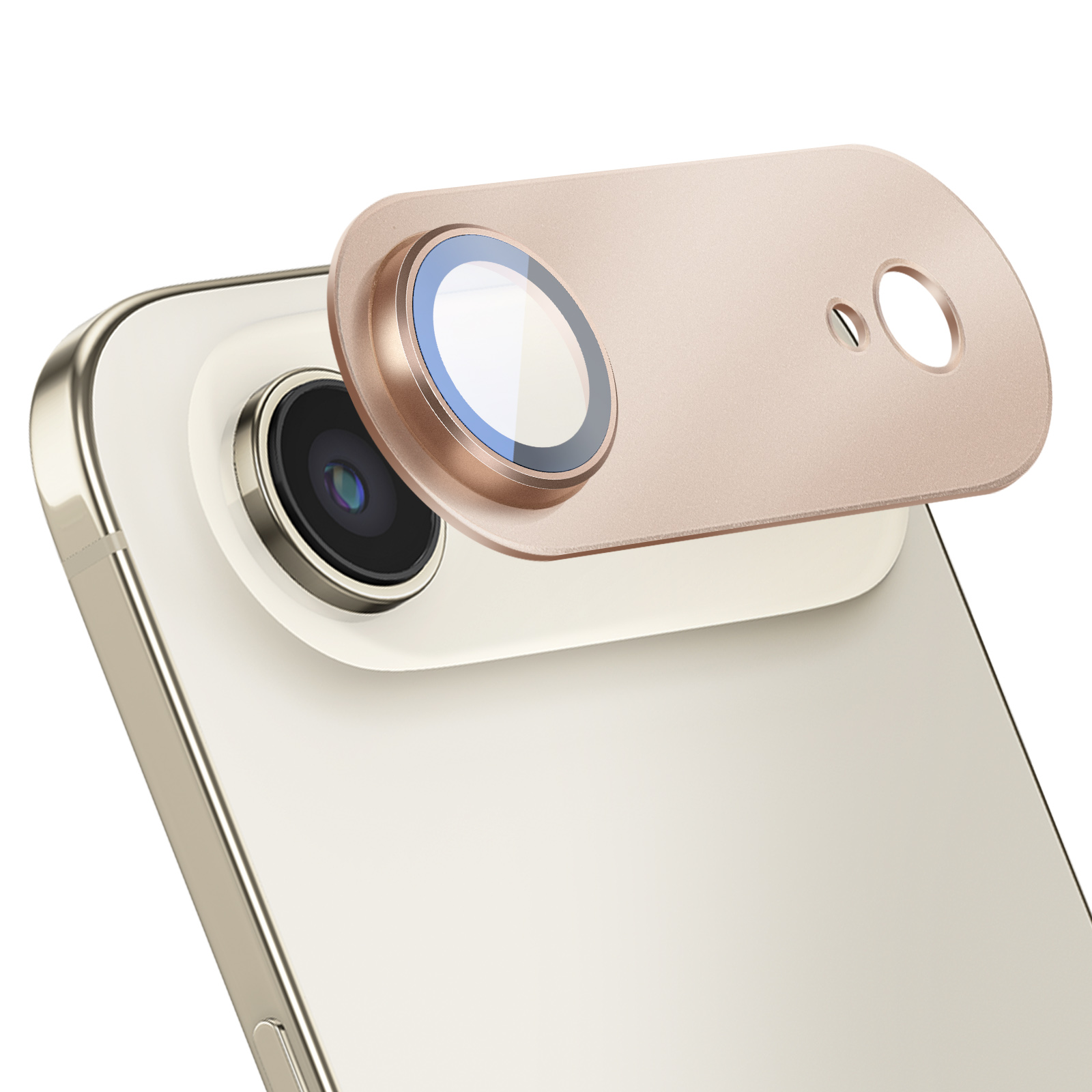 Una protezione dorata per obiettivo fotocamera smartphone giace accanto.
