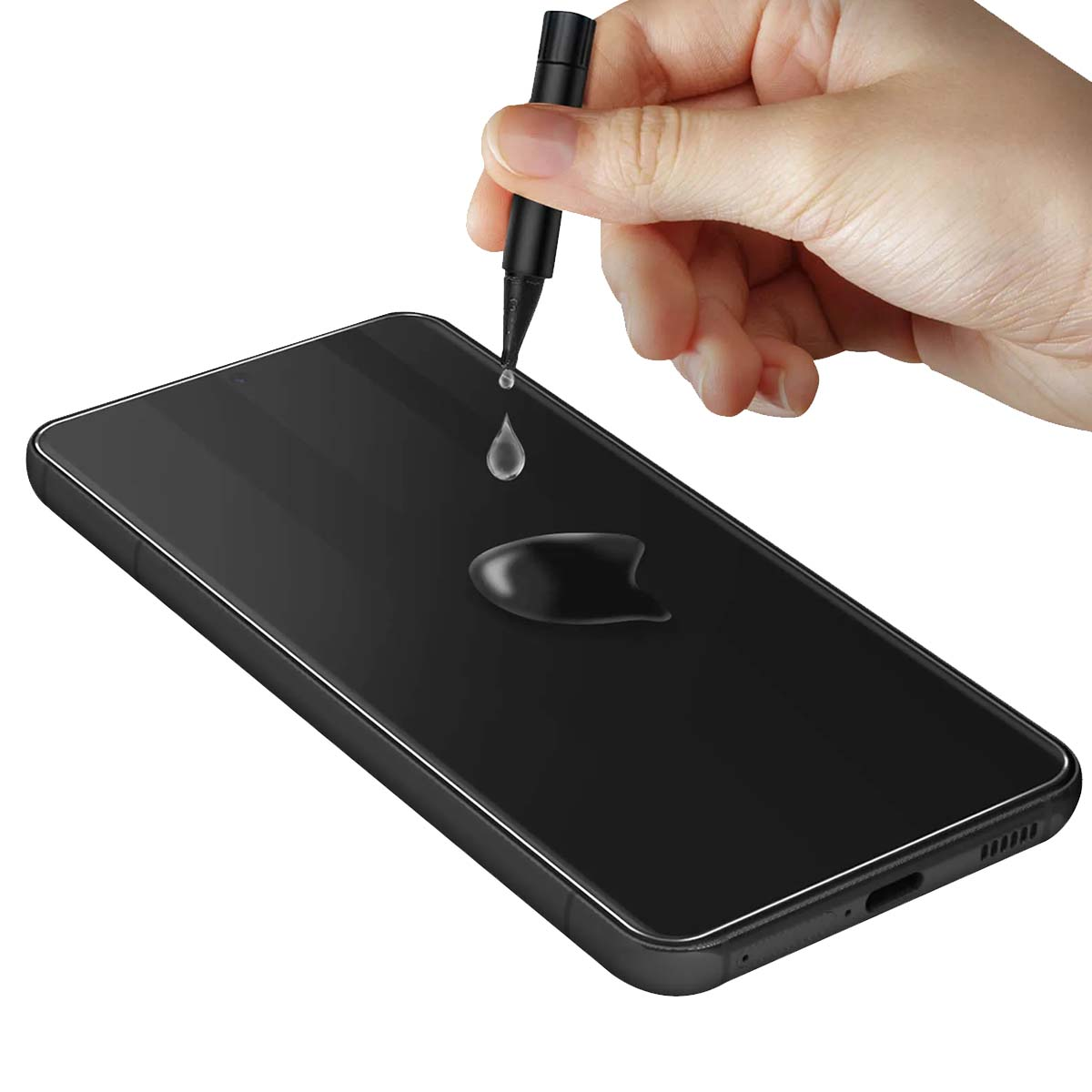 Main tenant un stylo faisant couler du liquide sur écran de smartphone sombre.