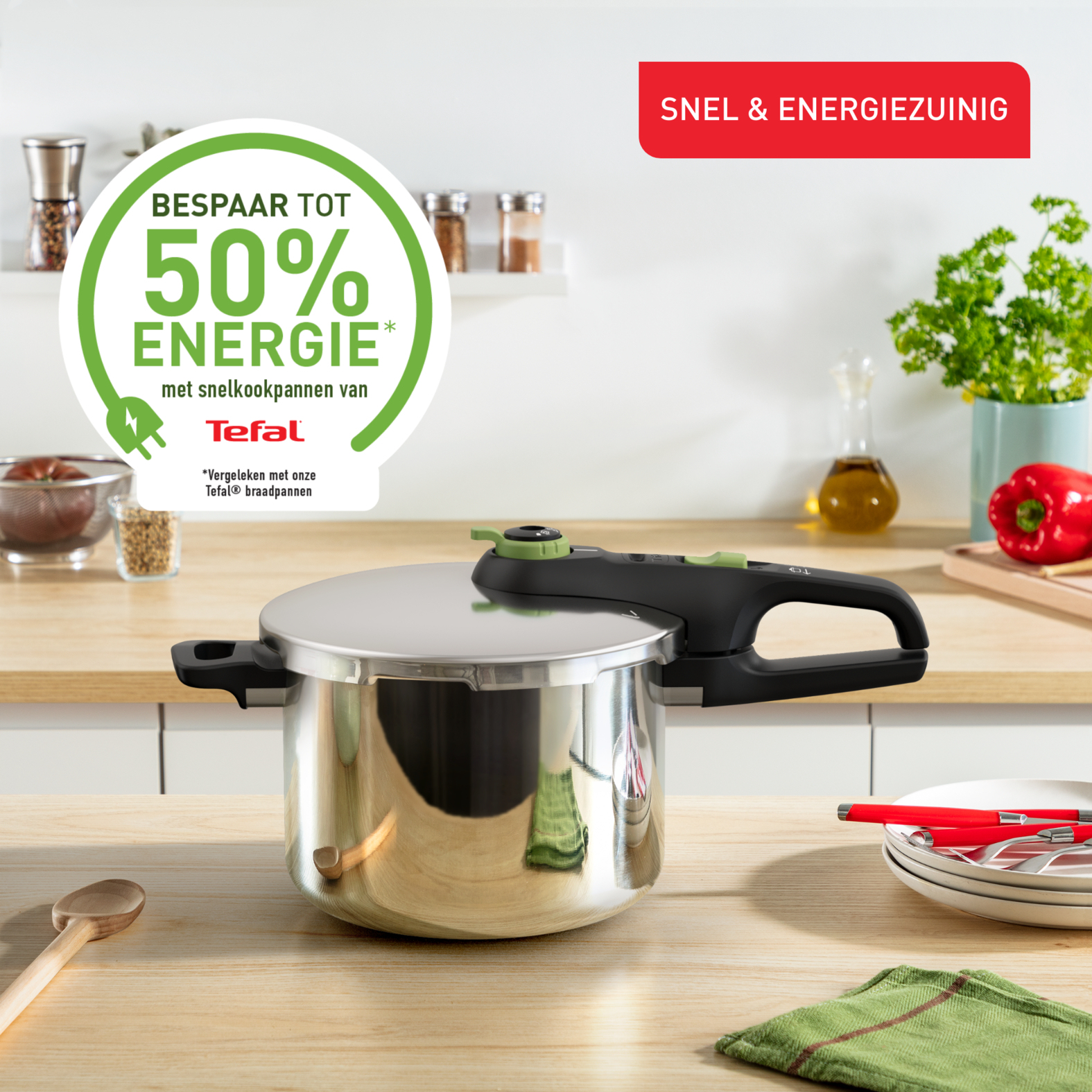 Schnellkochtopf von Tefal spart bis zu 50% Energie. Küchenhintergrund.