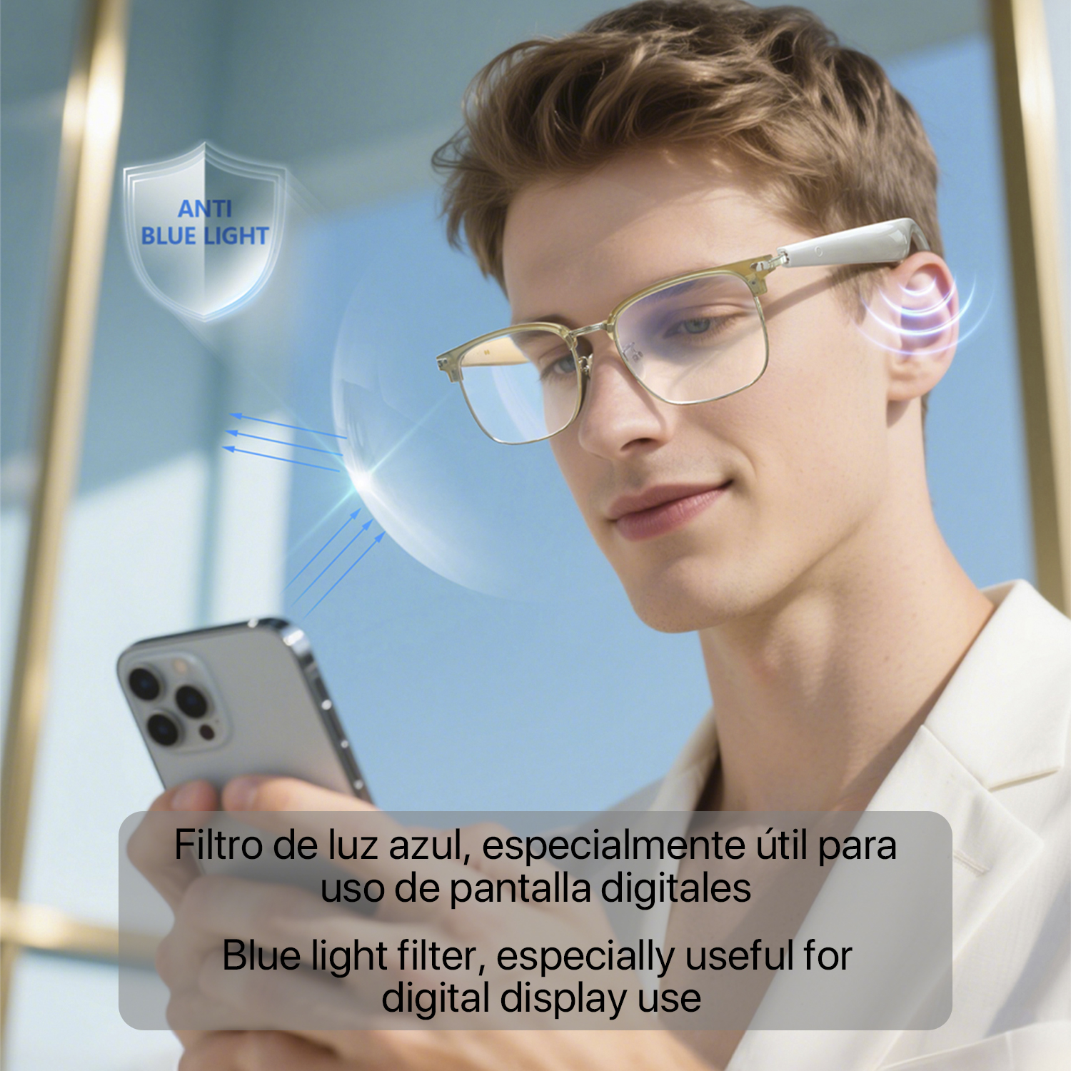 Uomo con occhiali tiene smartphone. Filtro luce blu per display digitali.