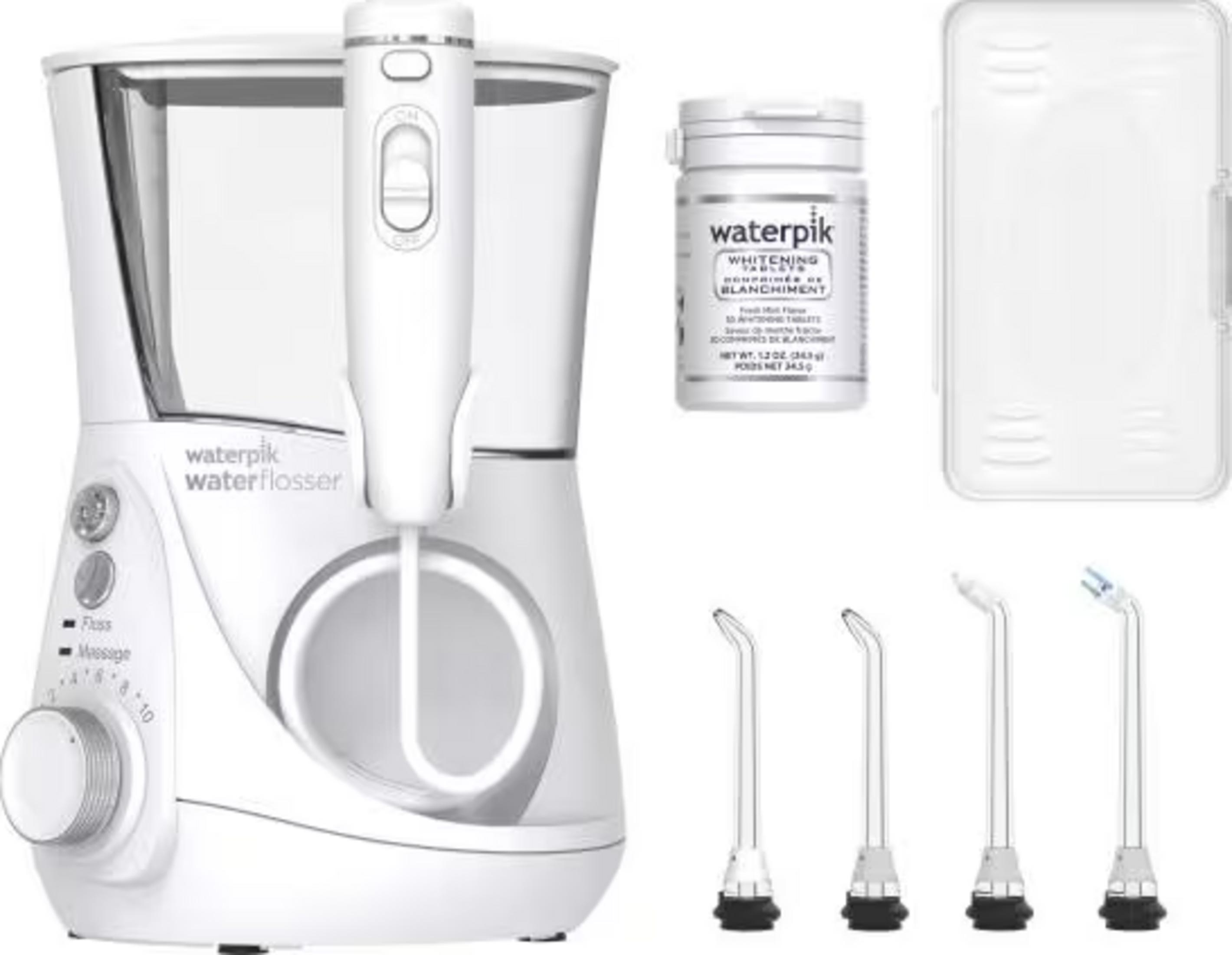 Un idropulsore Waterpik bianco con accessori, incluse compresse sbiancanti e punte.